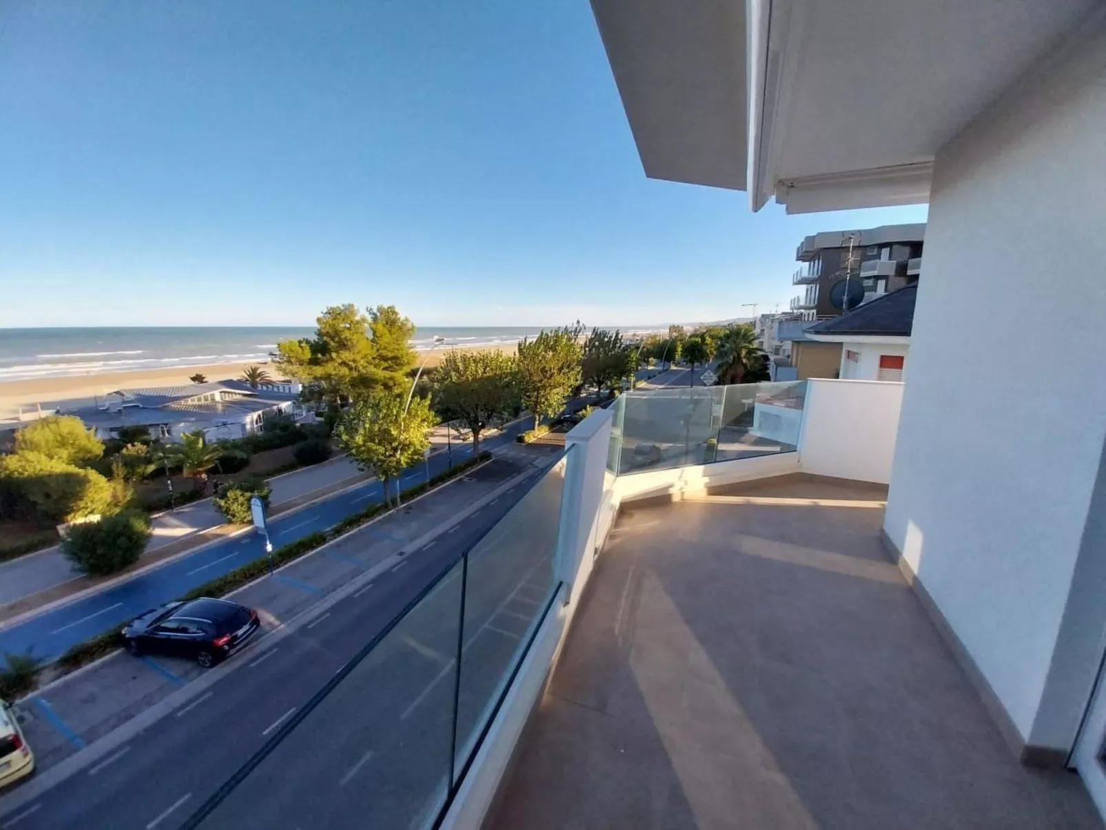 Helle und neue Ferienwohnung direkt am Strand-Buiten