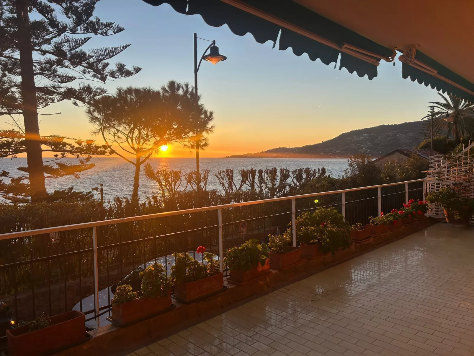 Seaside Heritage Retreat by Holiday World-Buiten