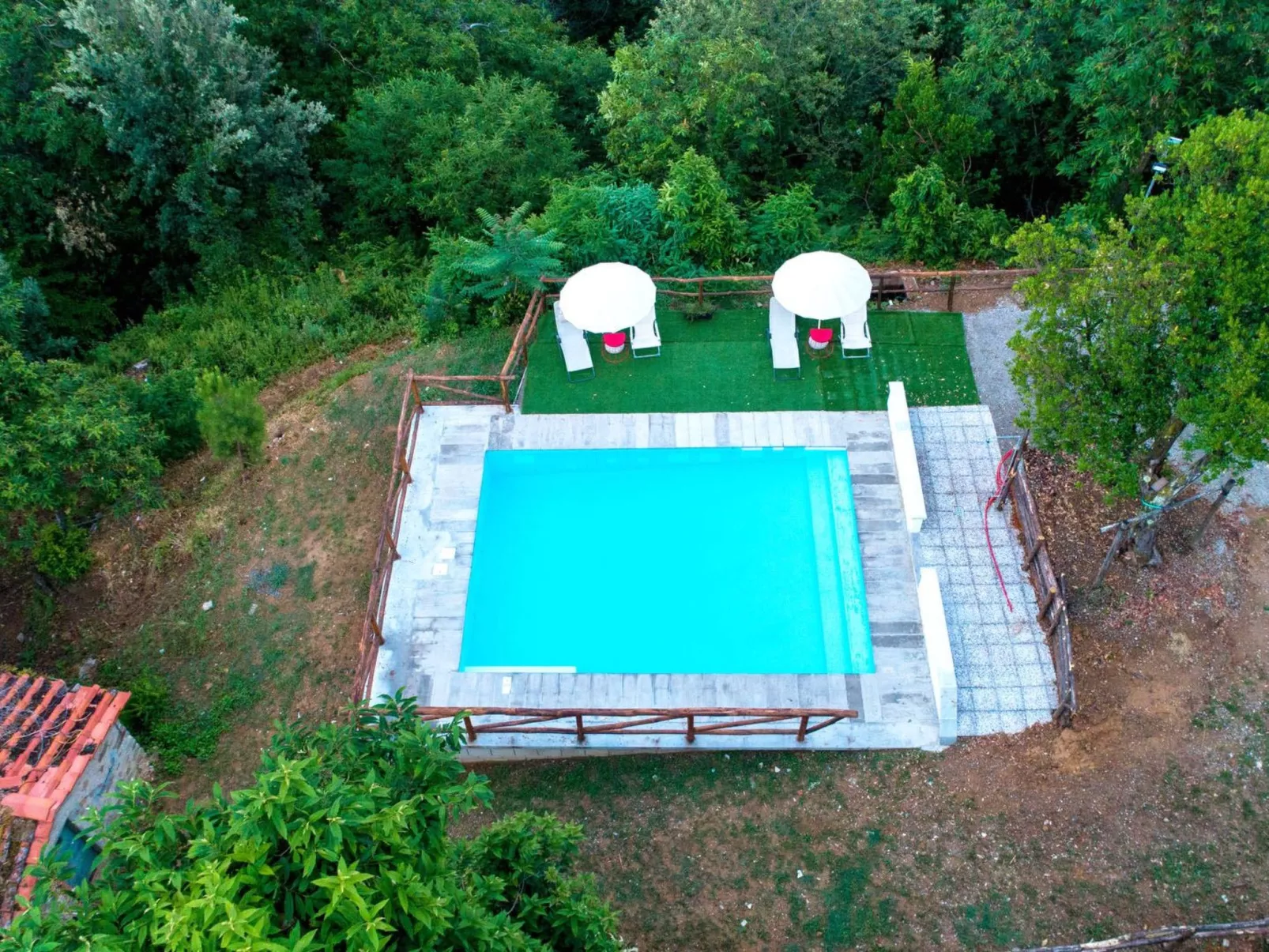 Haus inmitten der Natur mit Schwimmbad-Buiten