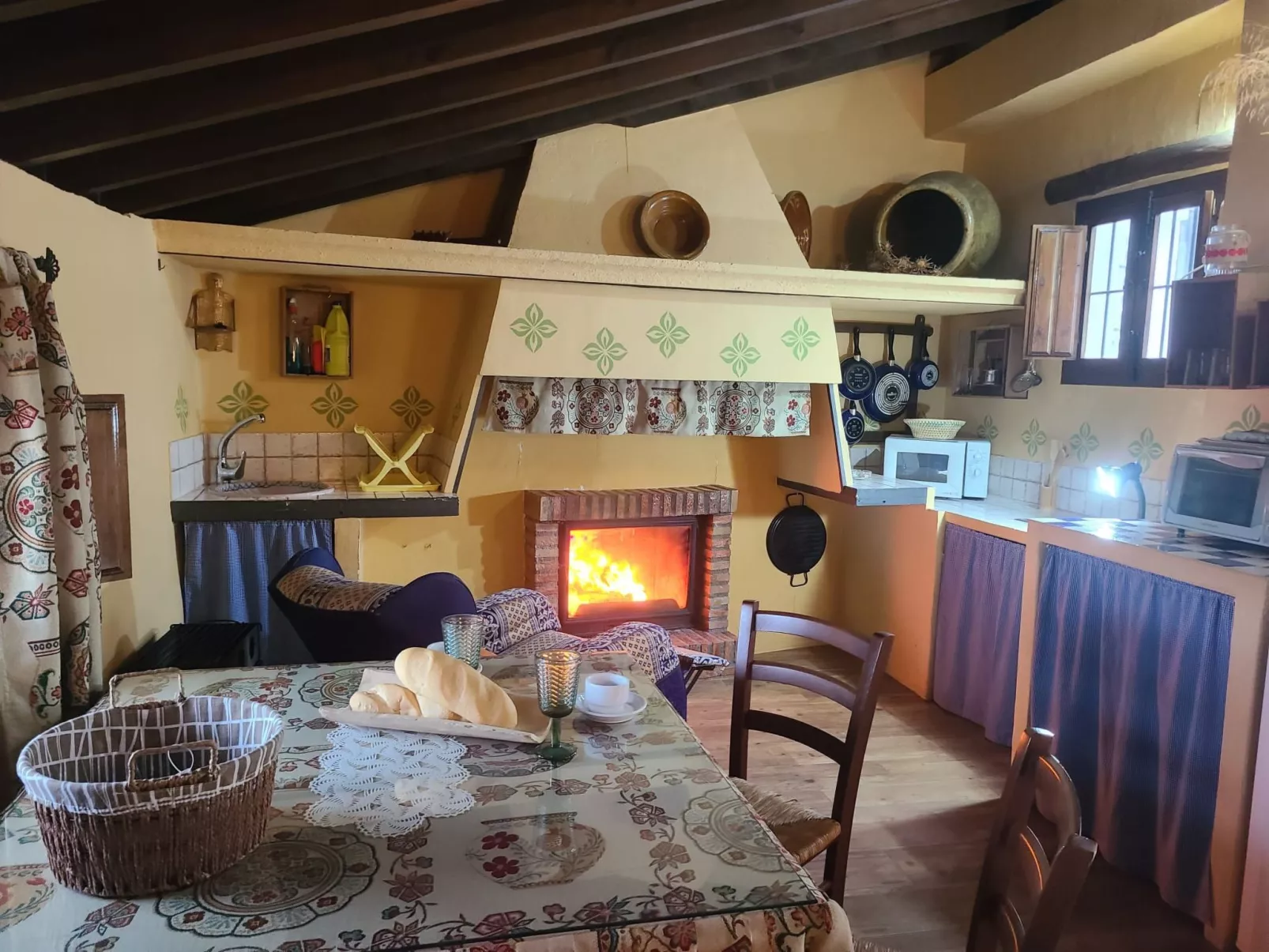 Schöne Ferienwohnung in Iznájar mit Garten, Terrasse und Grill-Binnen