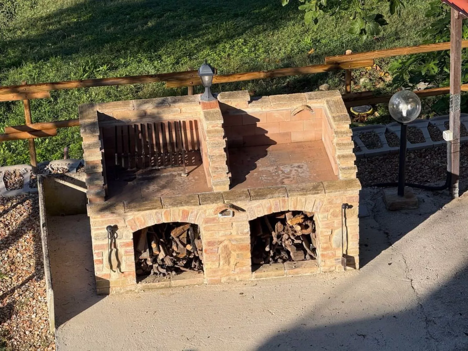 Ferienvilla mit privatem Pool und Whirlpool-Buiten