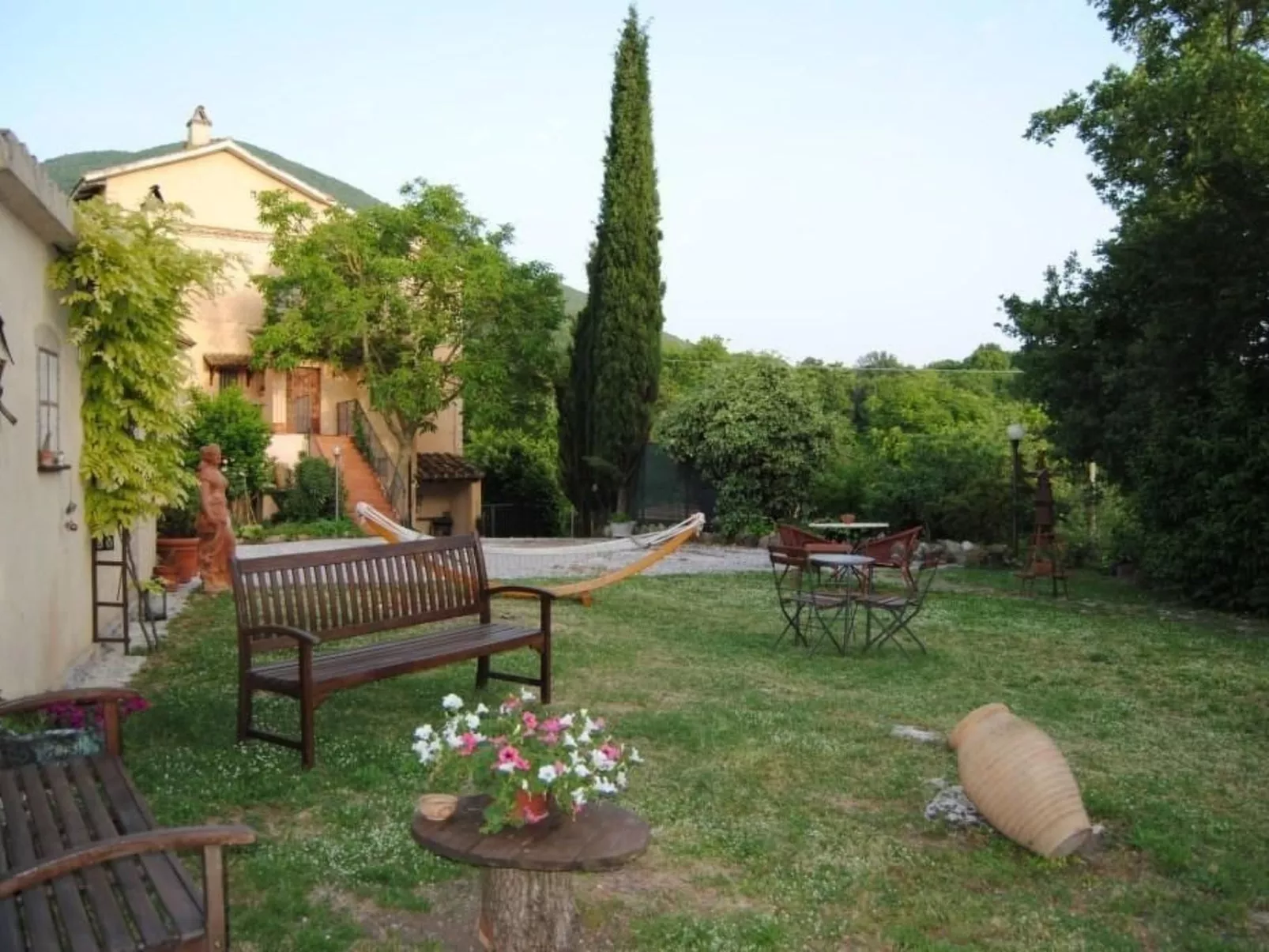 Altes Landhaus mit Schwimmbad und viel Grün-Buiten