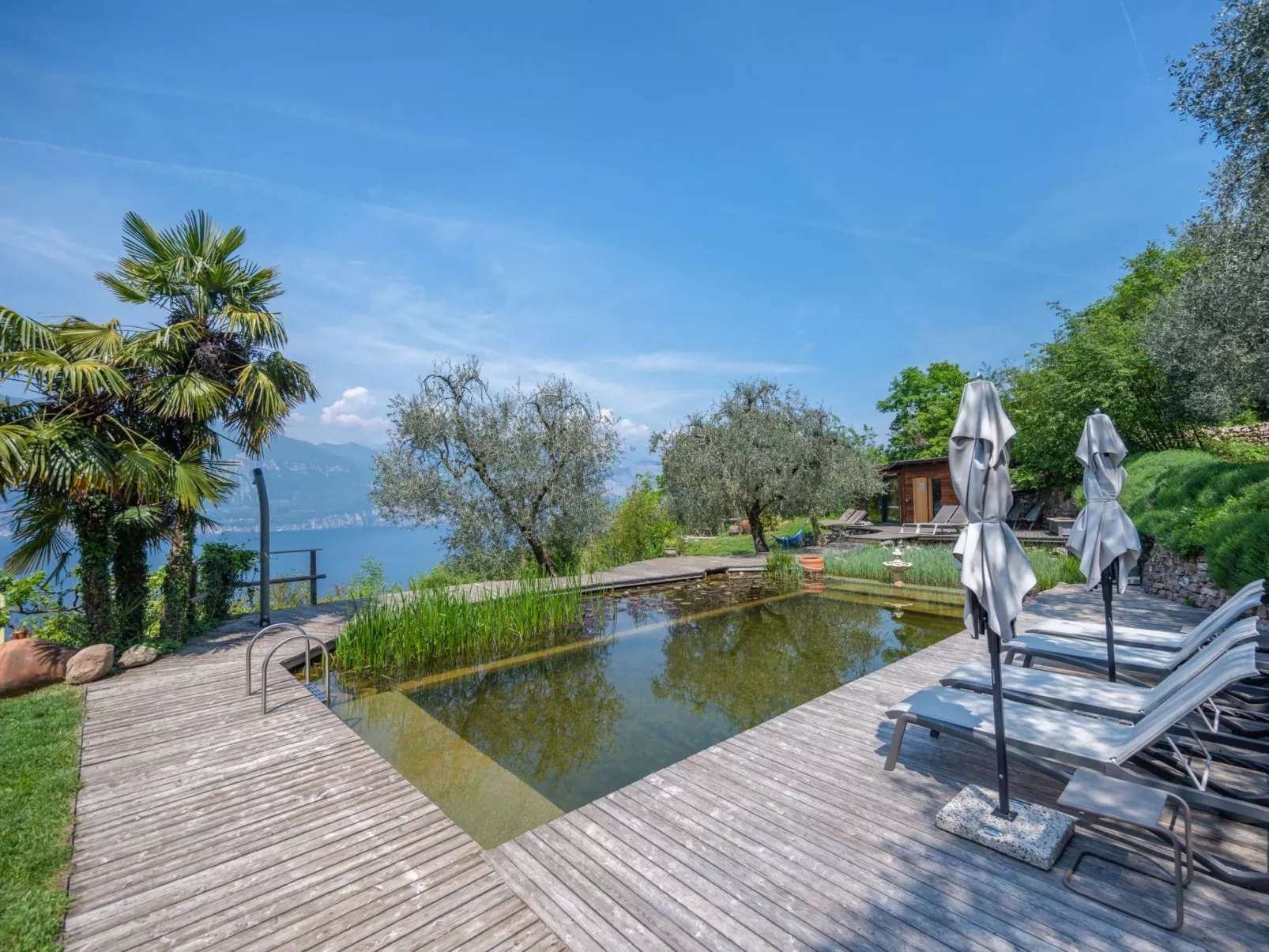 Villa mit schönem Seepanorama und Naturteich-Binnen