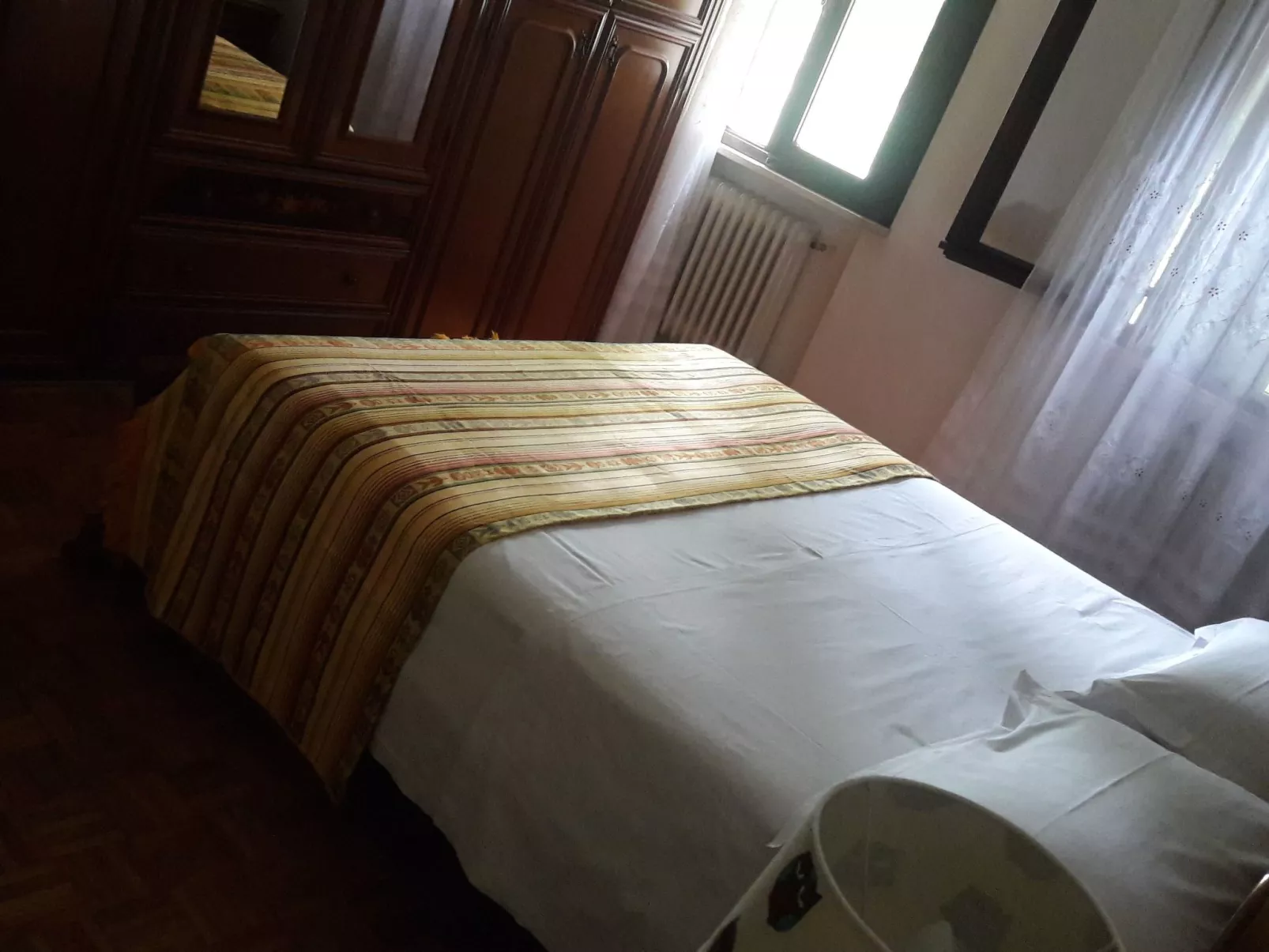 Auf einem ummauerten Grundstück-Binnen