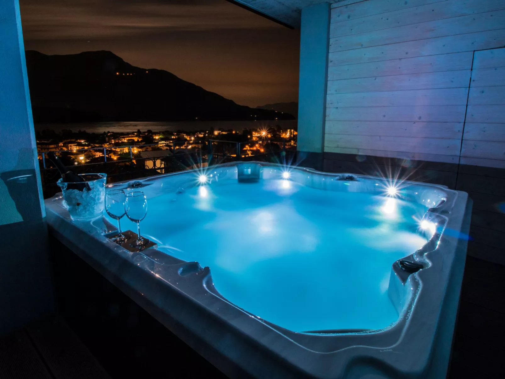 Ferienvilla 'Perla del Lago' mit privatem Pool-Buiten