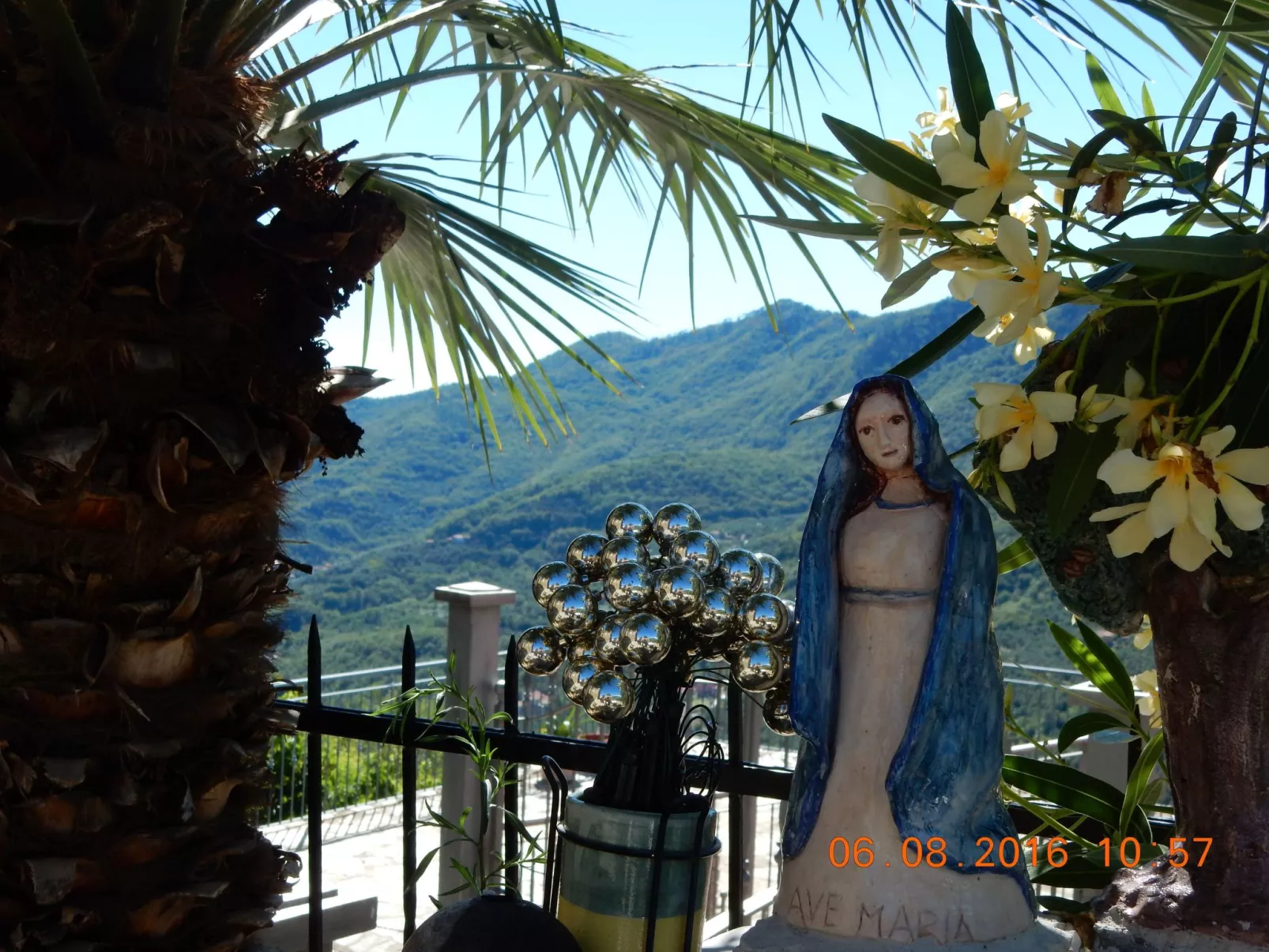 Schönes Ferienhaus mit Garten und Whirlpool-Buiten
