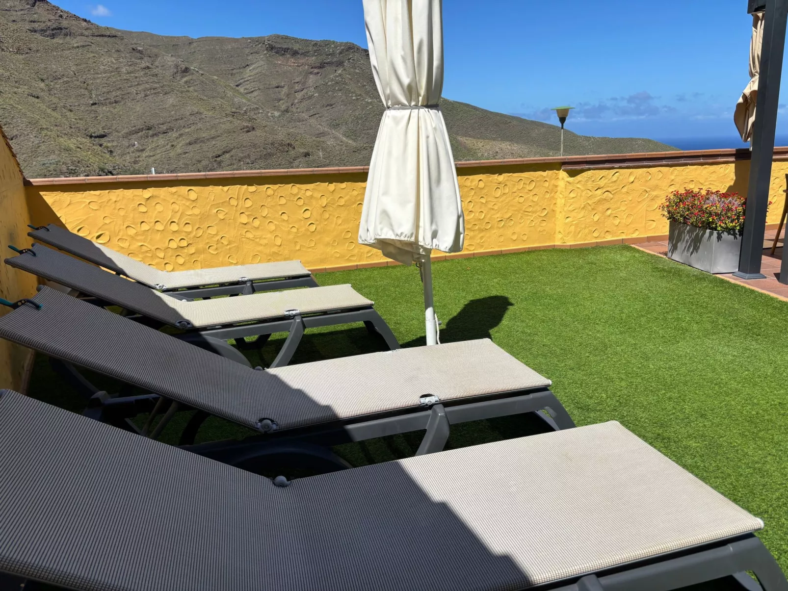 Haus mit beheiztem Schwimmbad, Berg- und Meerblick-Binnen