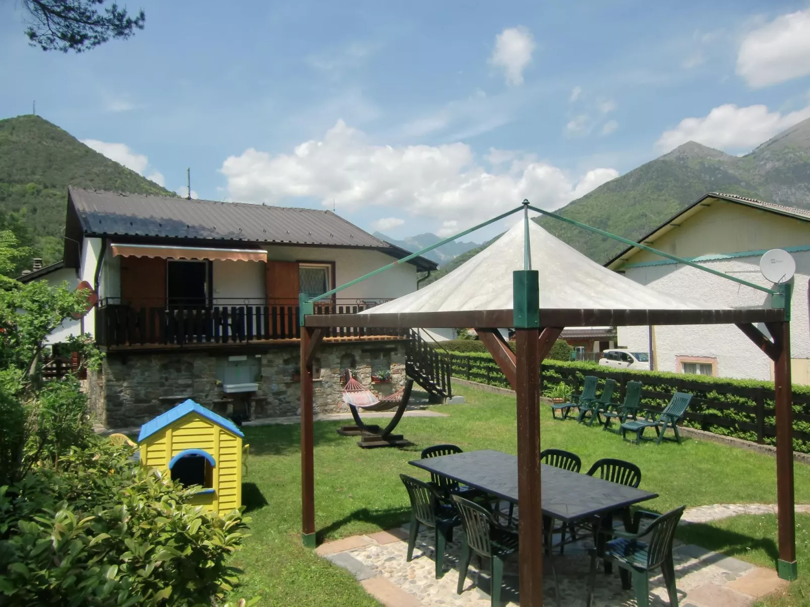 Freistehendes Haus mit eingezäuntem Privatgarten-Binnen