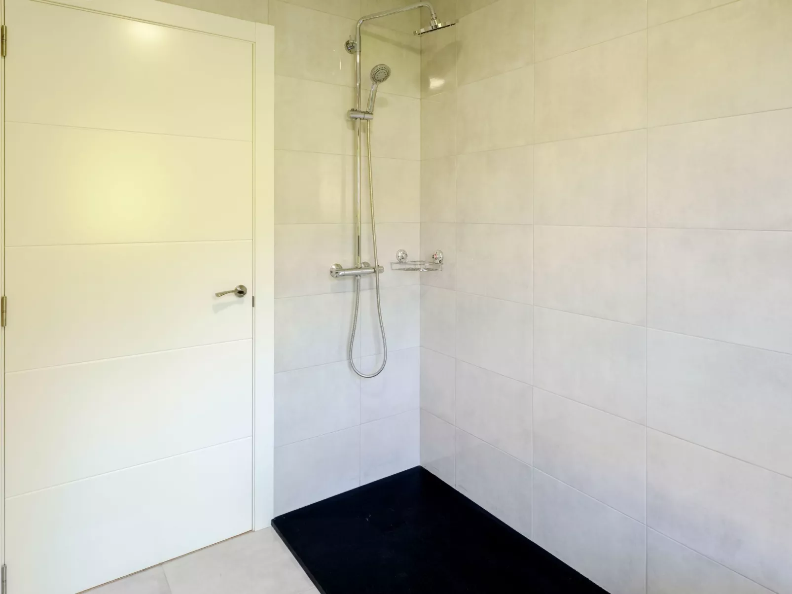 In Outes mit Sonniger Terrasse und Meerblick-Binnen