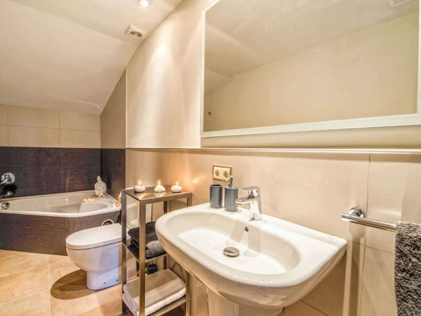 Luxuriöse Finca im modernen Stil mit Pool und Klimaanlage-Image-tags.info