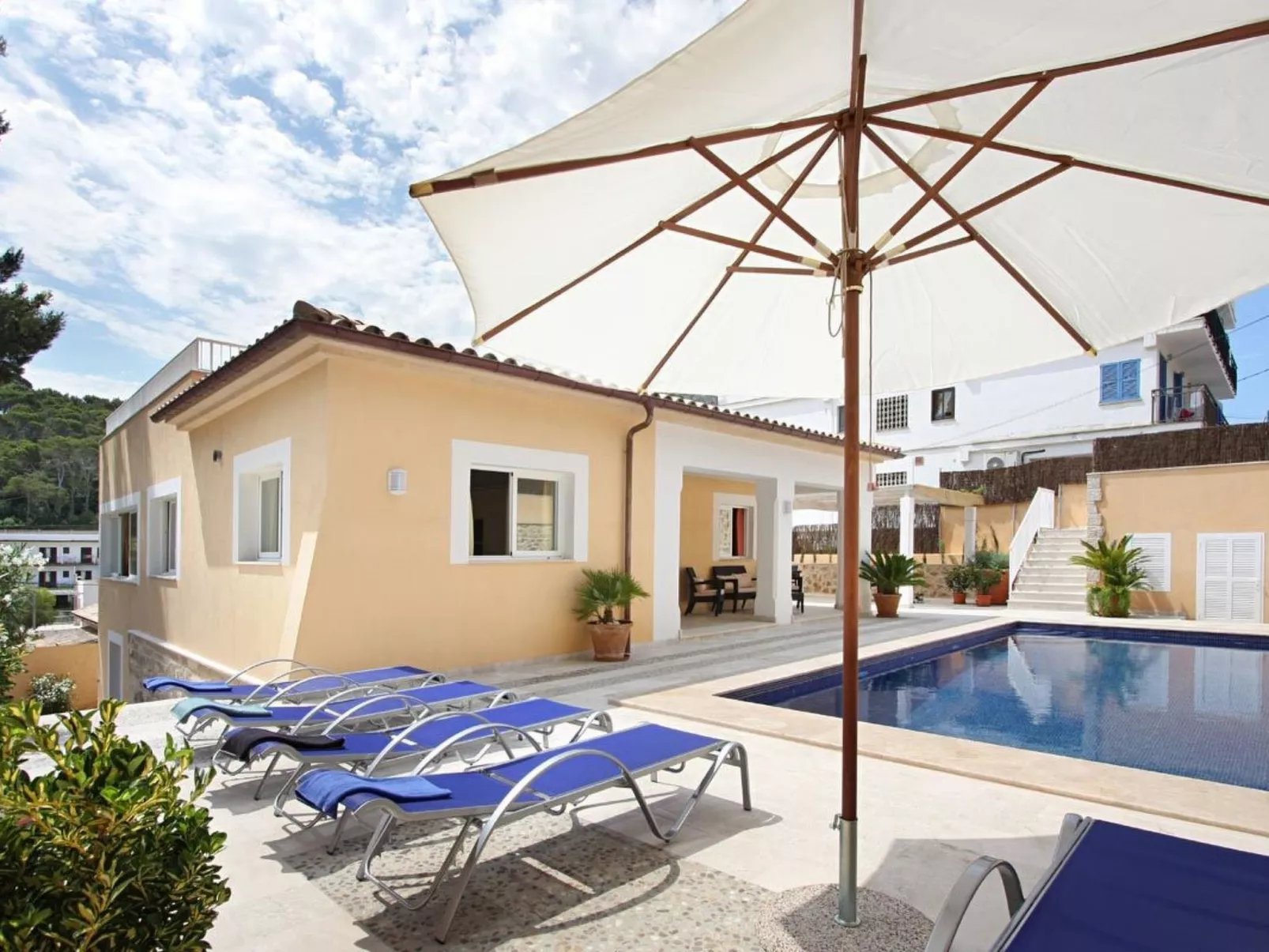 Villa Medina, Cala Sant Vicenç-Binnen