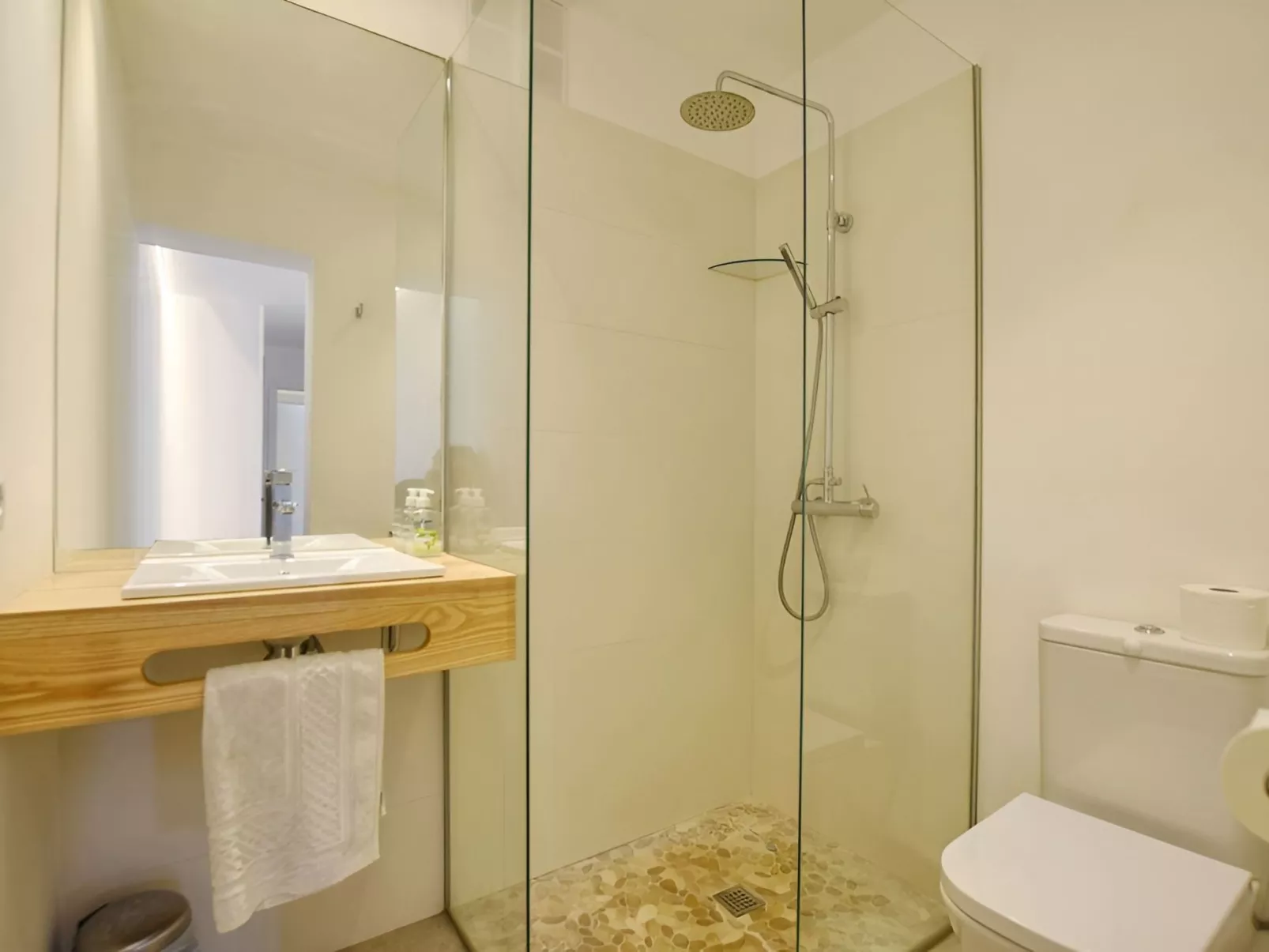 Modernes Haus in Meeresnähe-Image-tags.info