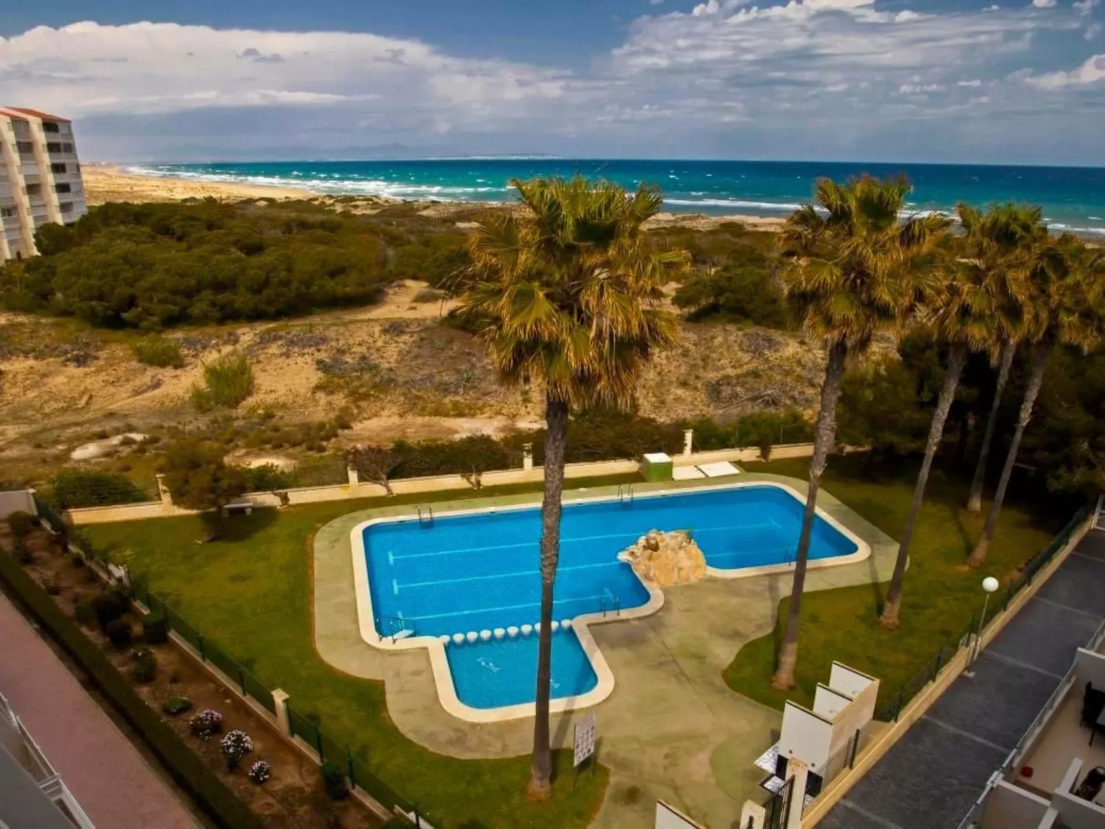 "Pinada Beach" mit Schwimmbad-Buiten