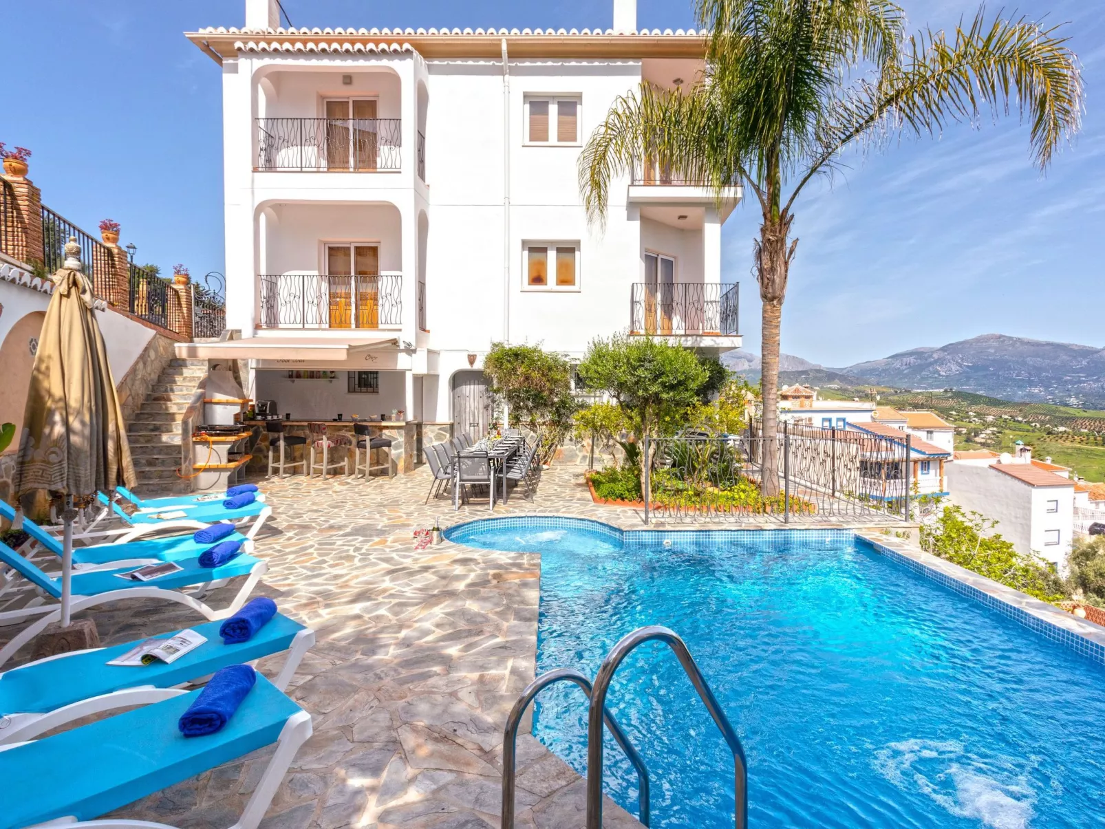 Spa-Spielzimmer mit Außen-Whirlpool und Schwimmbad-Binnen