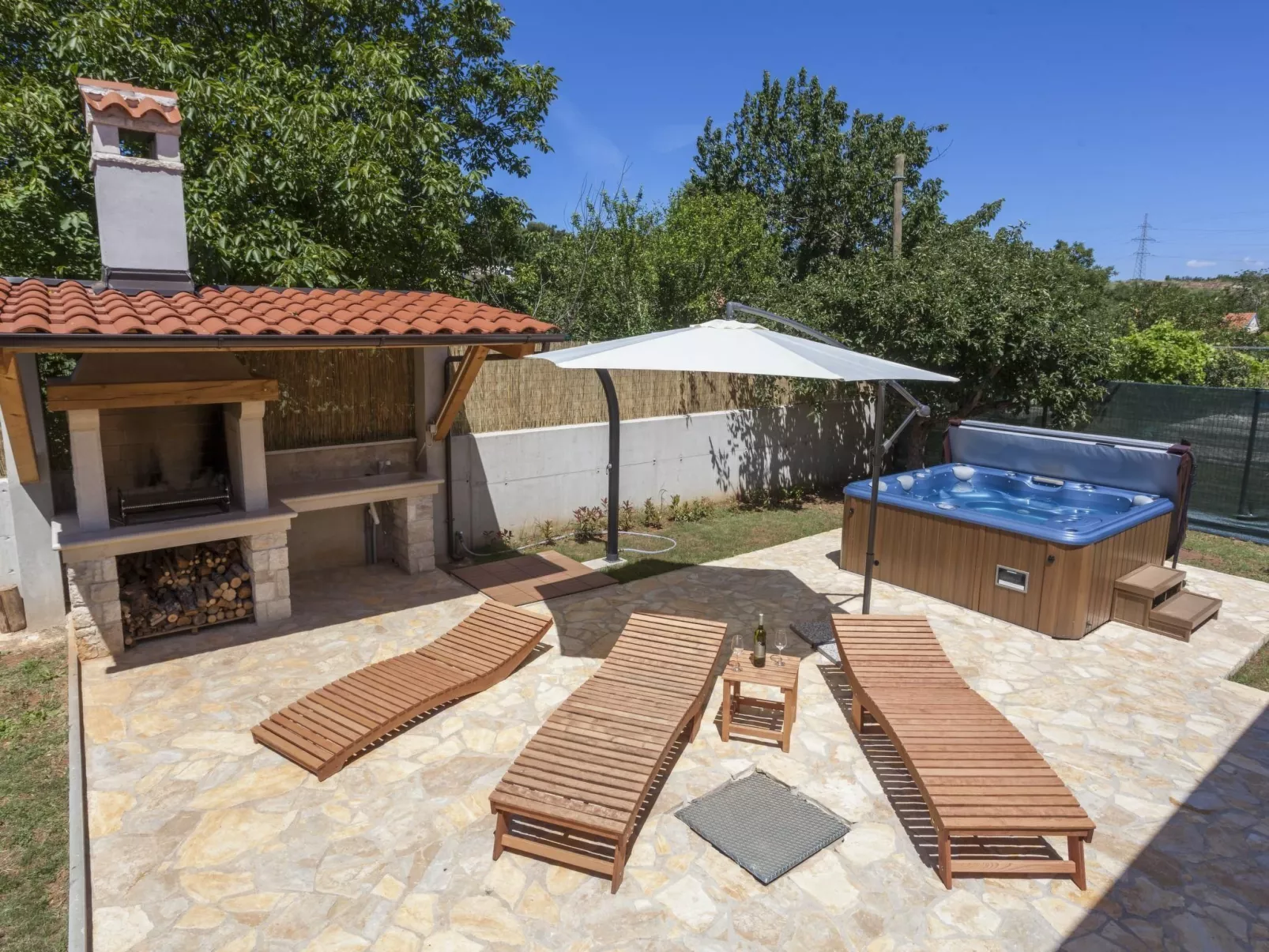 In Vintijan mit Großem Whirlpool-Buiten