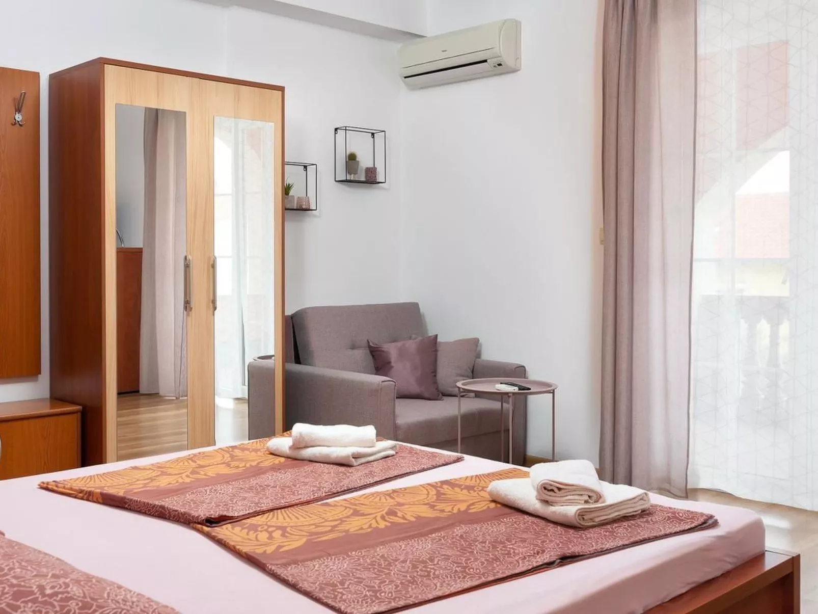 In Medulin mit Garten, Terrasse und Grill-Binnen