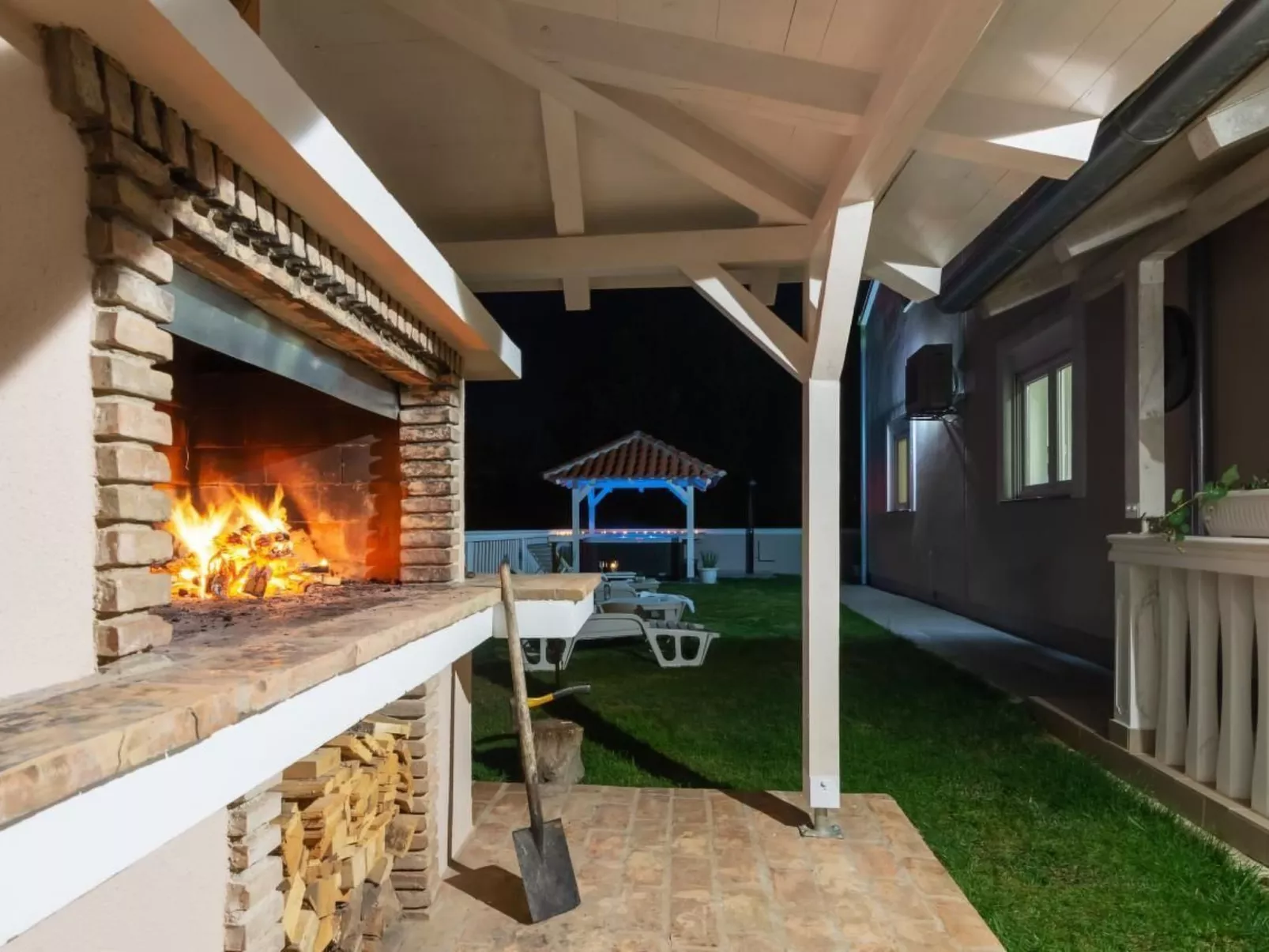 Mit Jacuzzi in Villa mit Parkplatz-Binnen