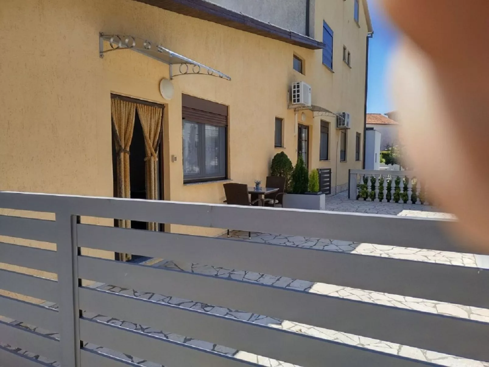 Wohnung "First" mit Terrasse-Buiten