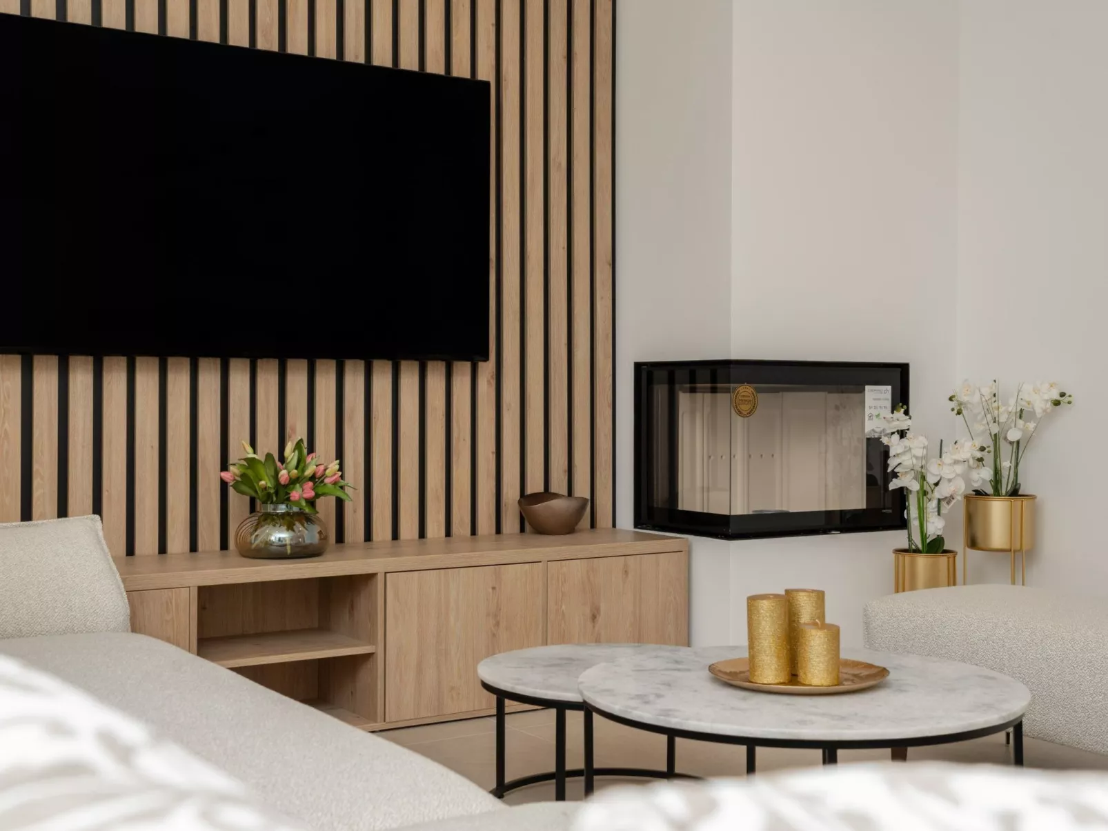 Neue Villa Adore-Binnen