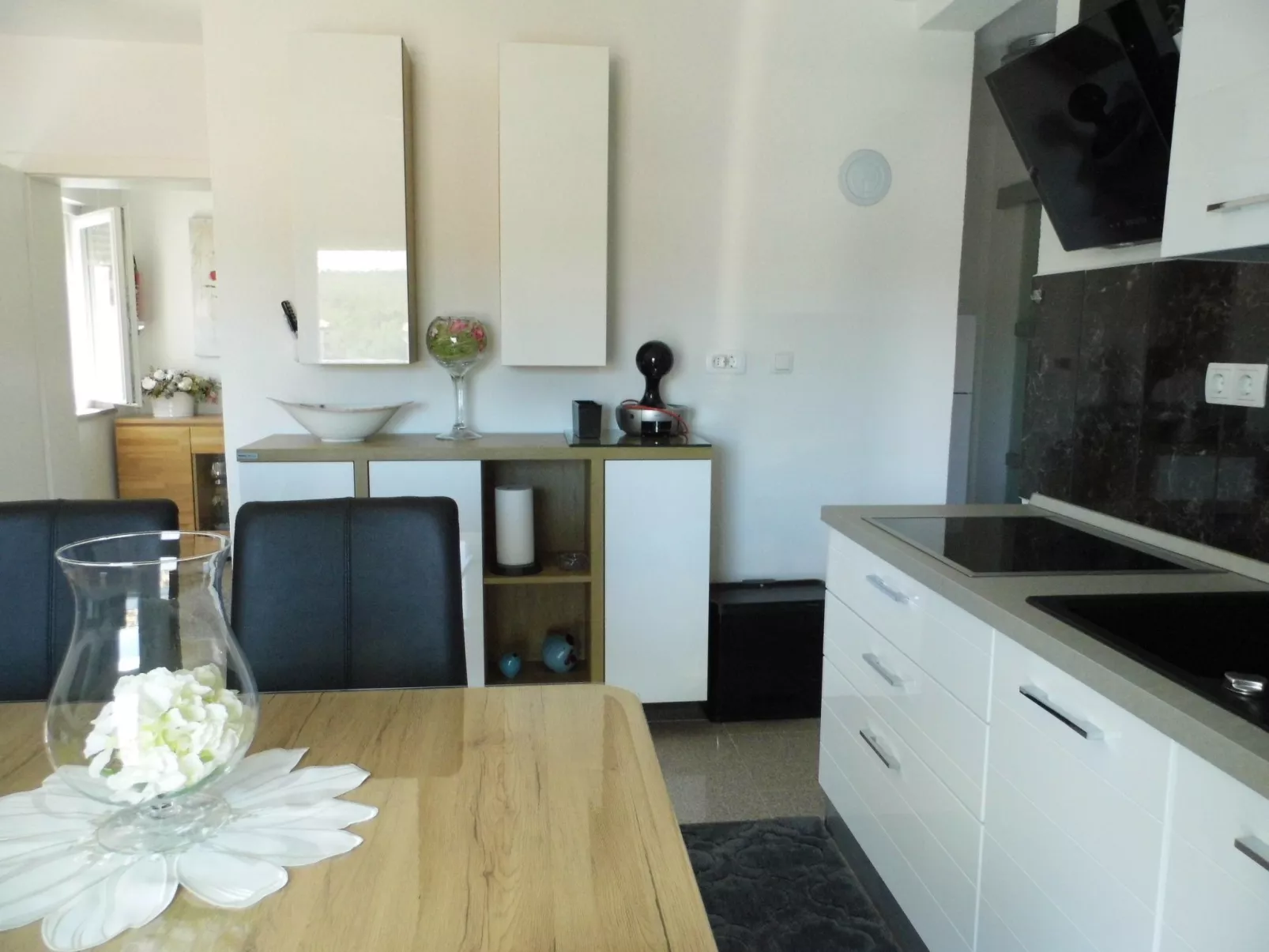 Ausgezeichnete neue und moderne Wohnung-Binnen