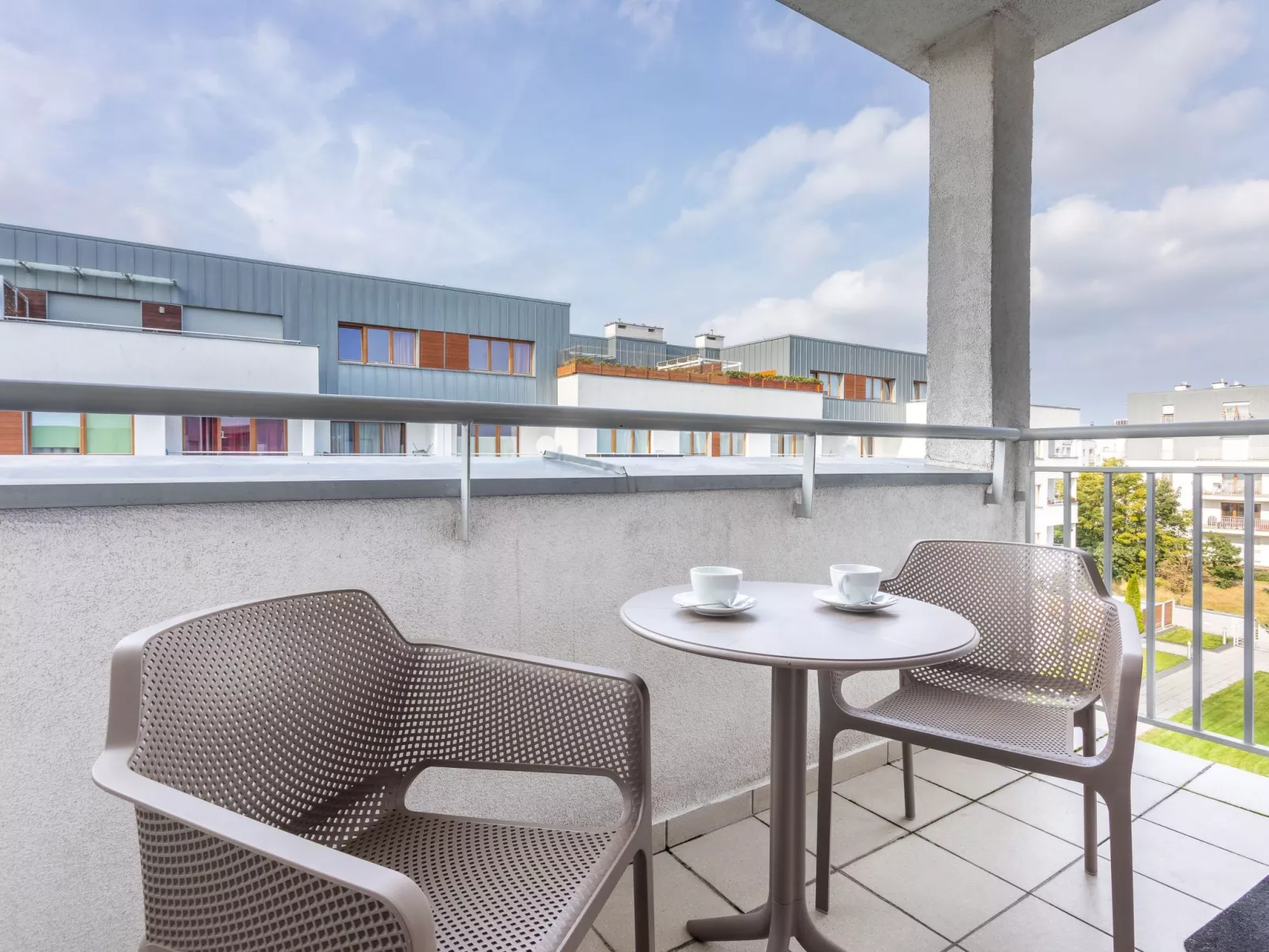 Zuza mit schönem Sonnenbalkon-Image-tags.info