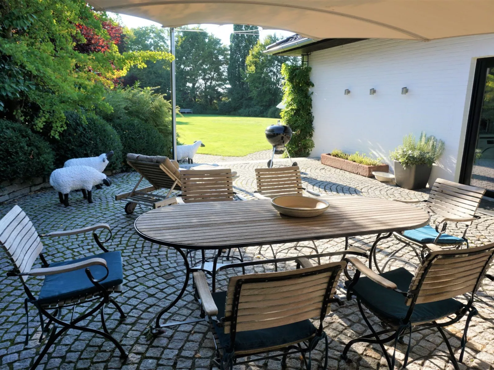 Großzügiges Haus mit traumhafter Gartenanlage-Buiten