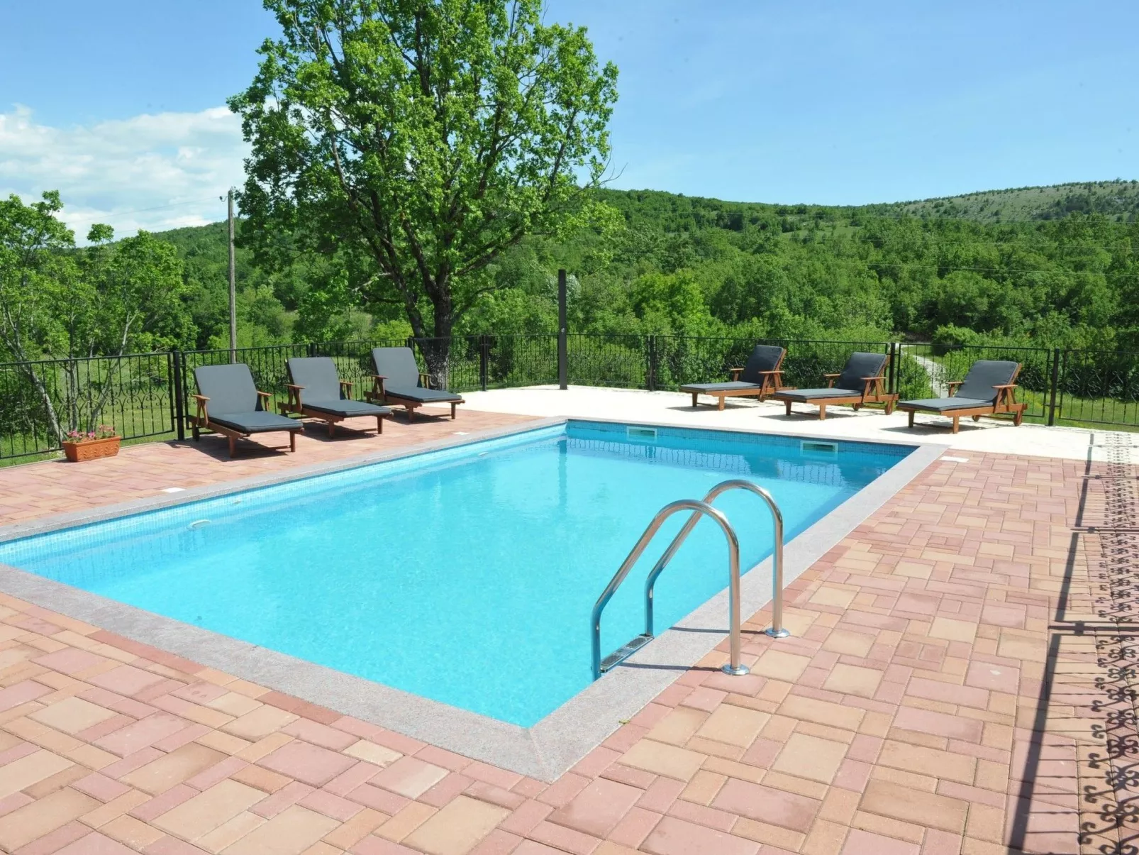 Alleinstehendes Ferienhaus mit Swimmingpool-Binnen