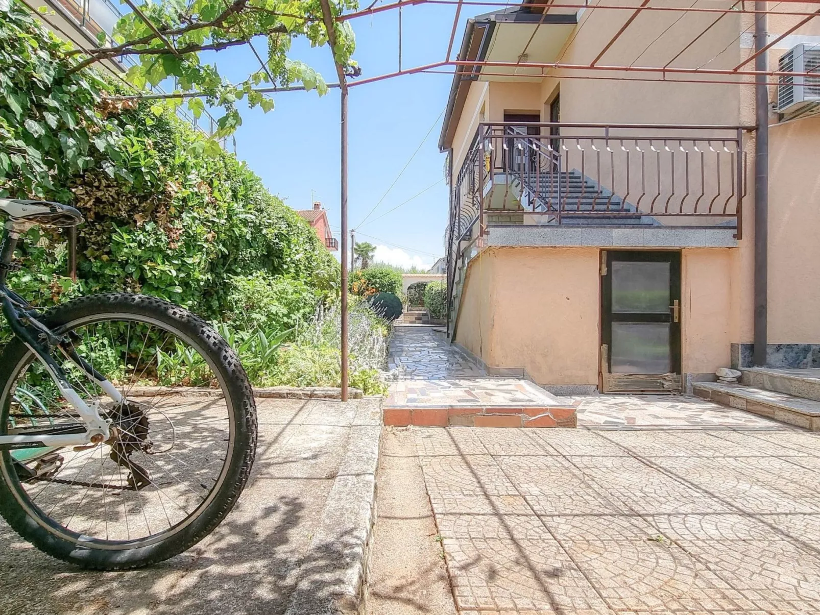 "Nina" mit Blick auf das Wasser-Buiten
