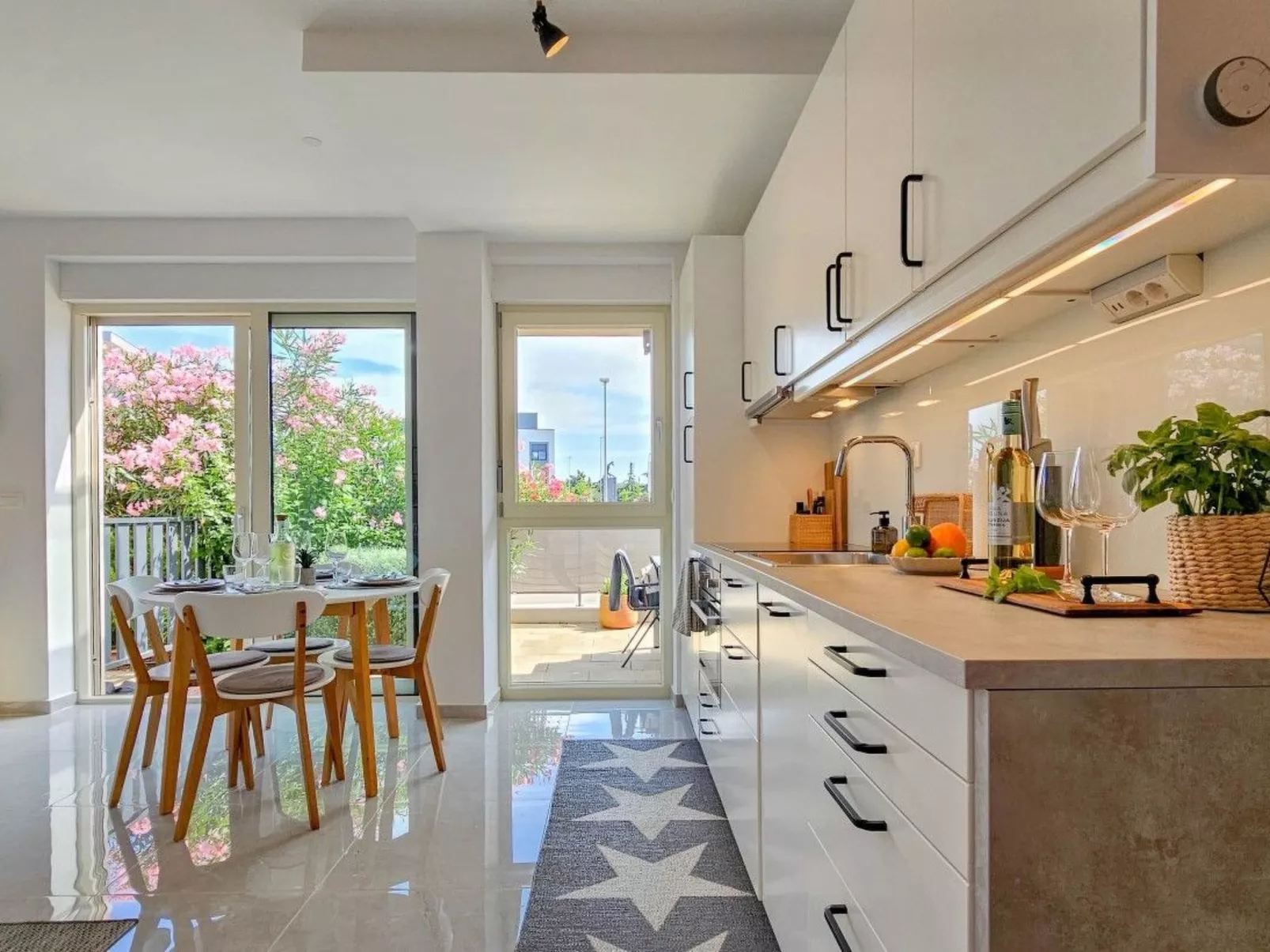 "Grüne Oase" mit Terrasse-Binnen