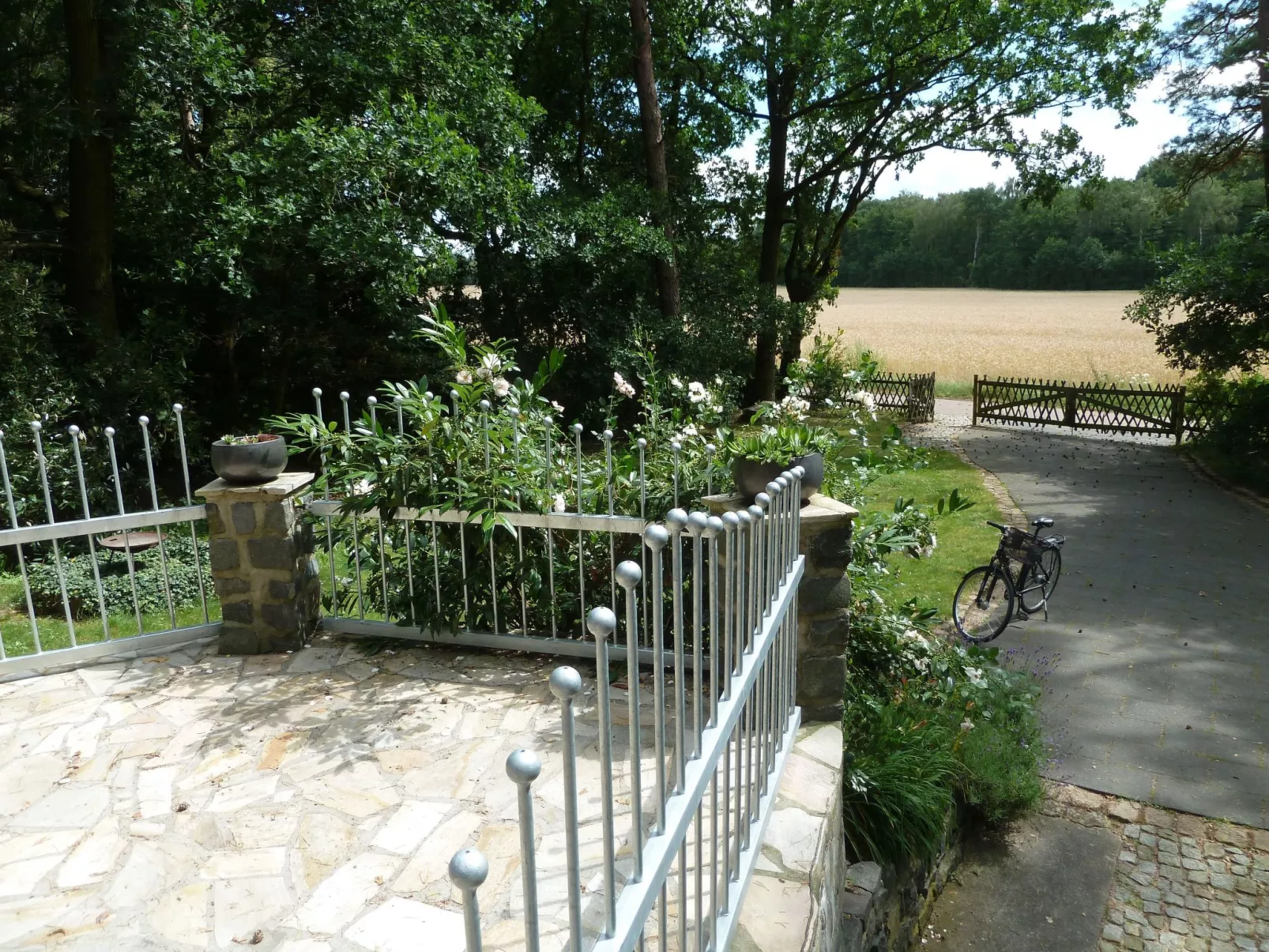 In ruhiger Lage am Waldrand mit Terrasse und großem Grundstück-Binnen