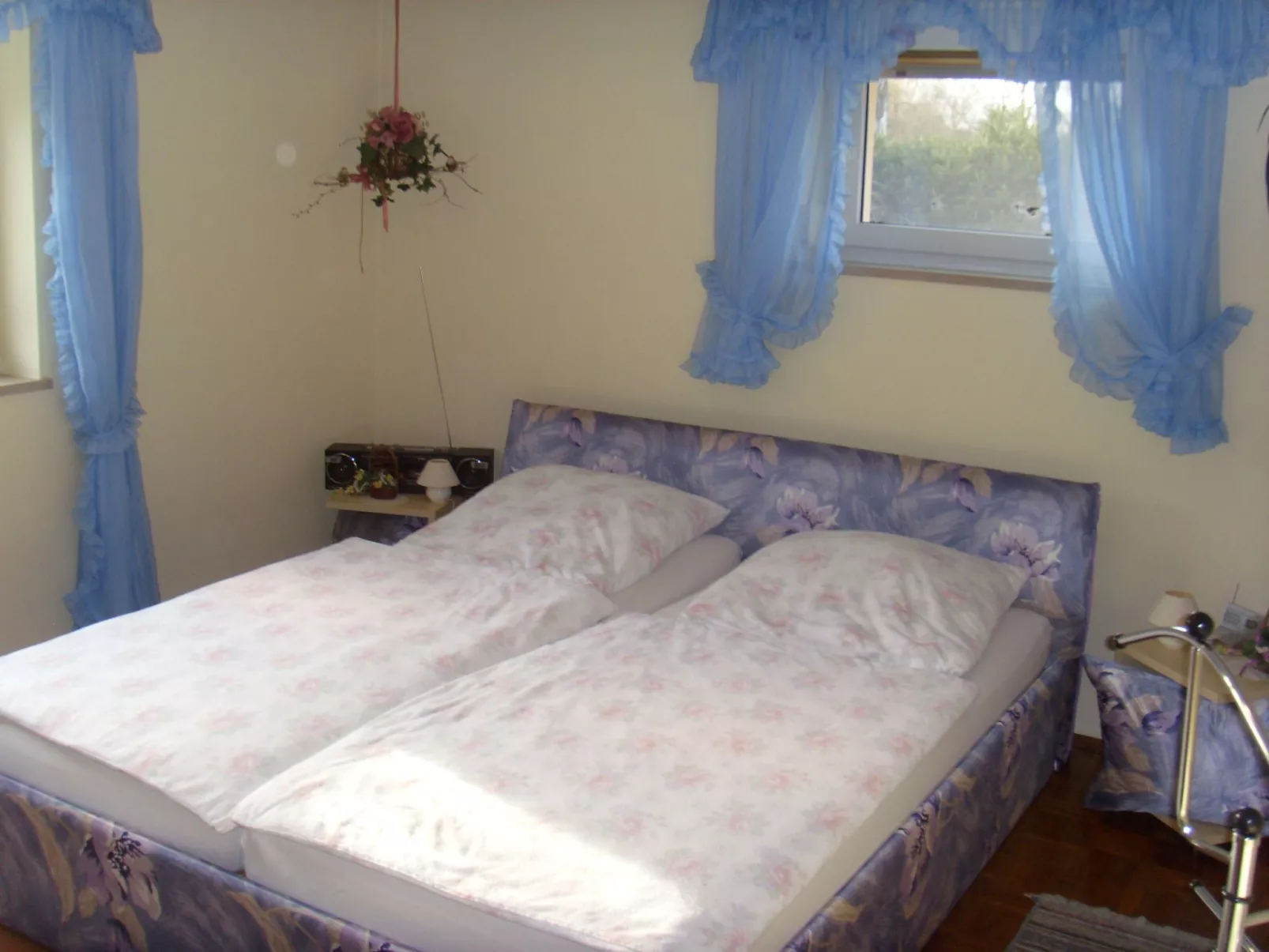 Mit Blick zur Wallfahrtskirche-Binnen