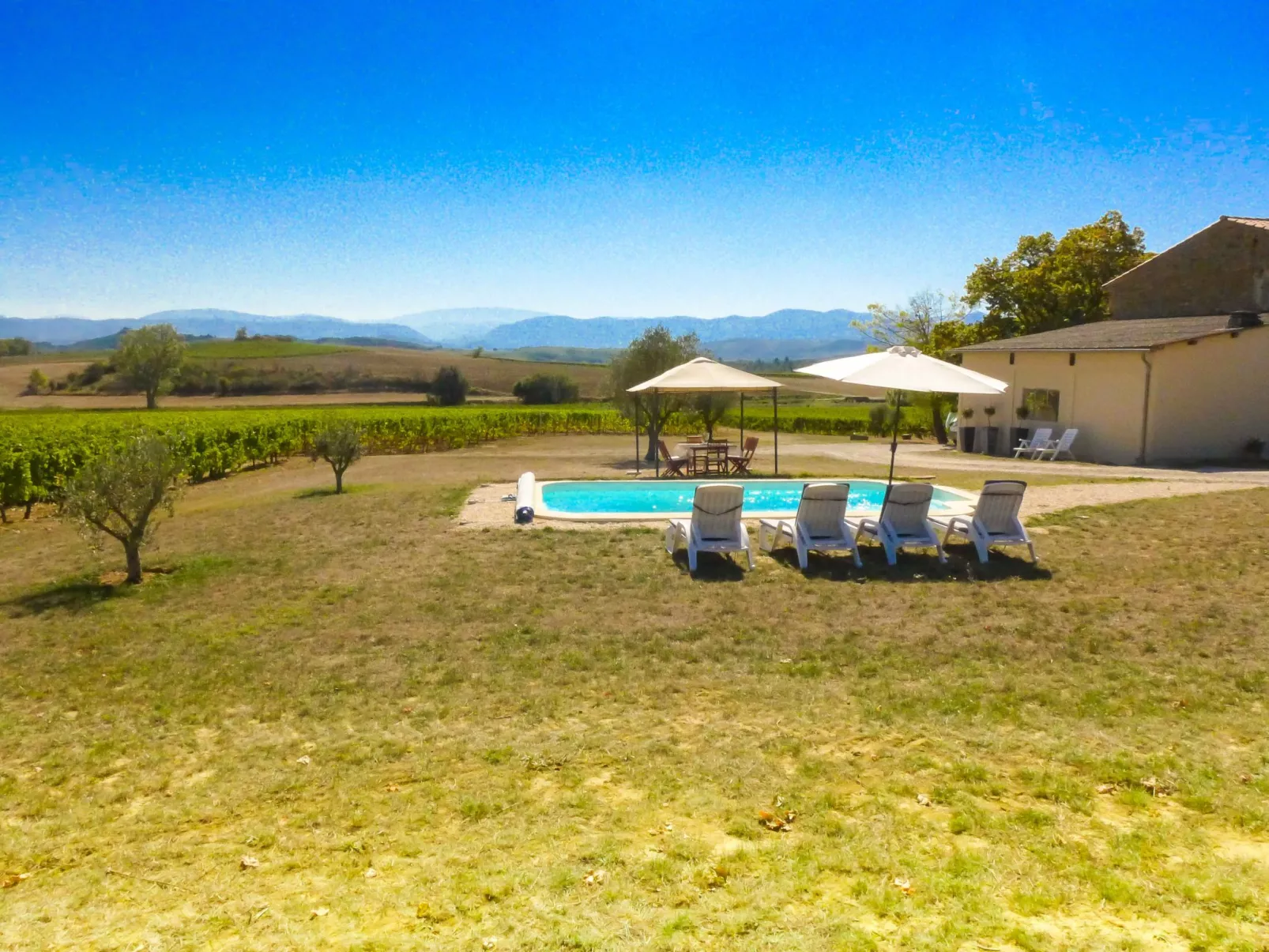 Mit eigenem Pool-Buiten