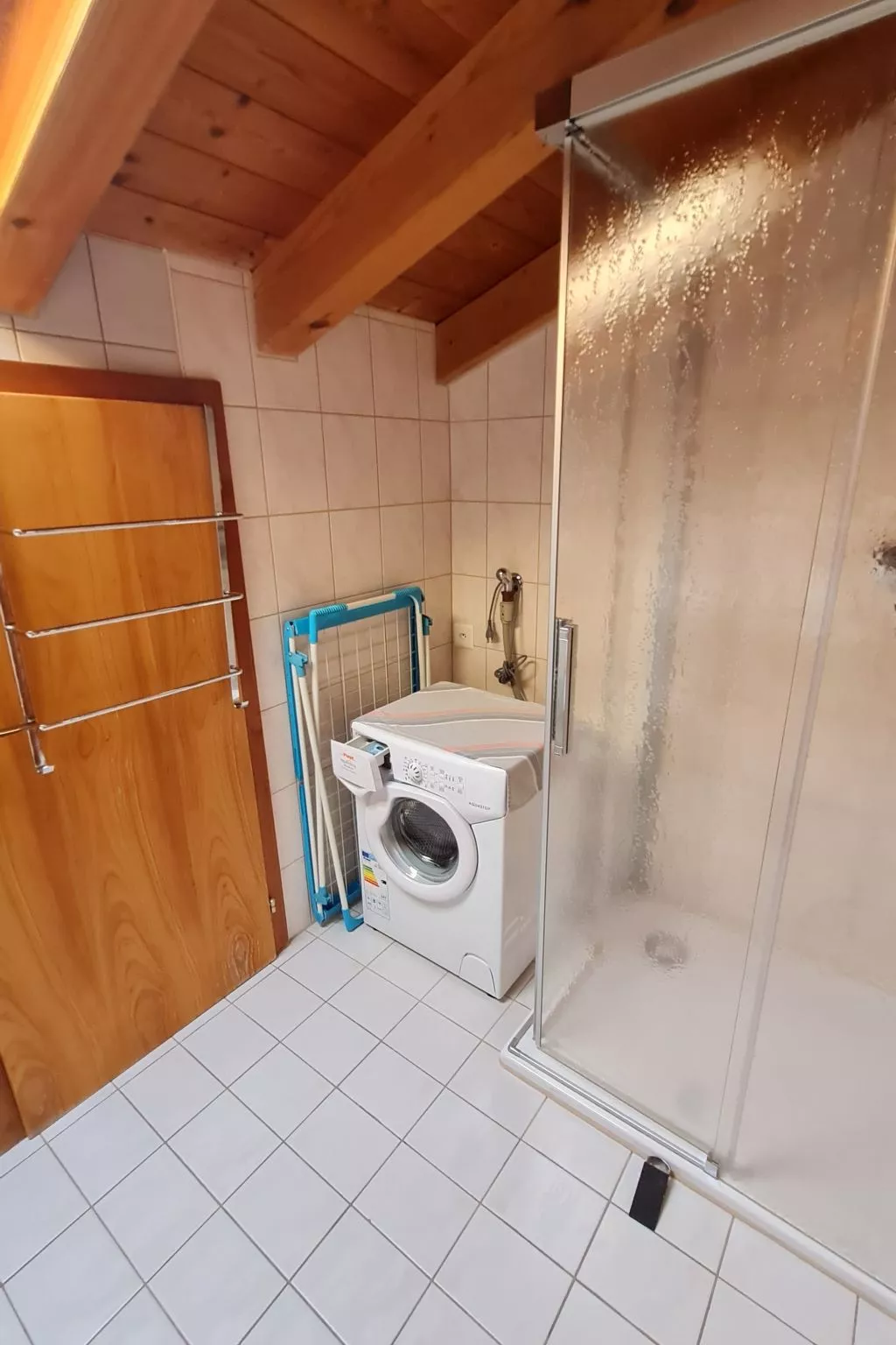 Chalet Haus (bei Einfahrt grosser Nussbaum )-Binnen