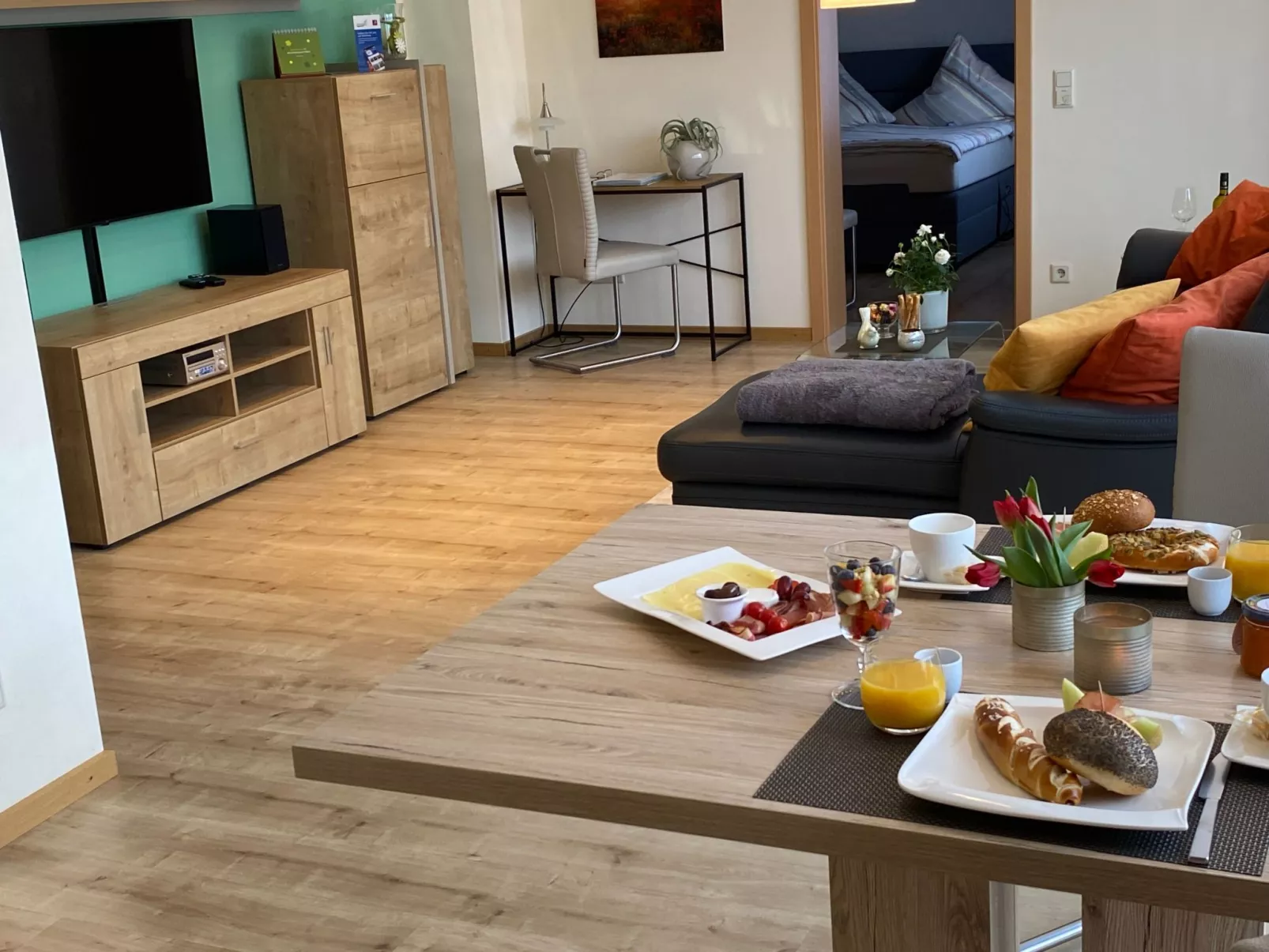 Mit Parkplatz und Terrasse-Binnen