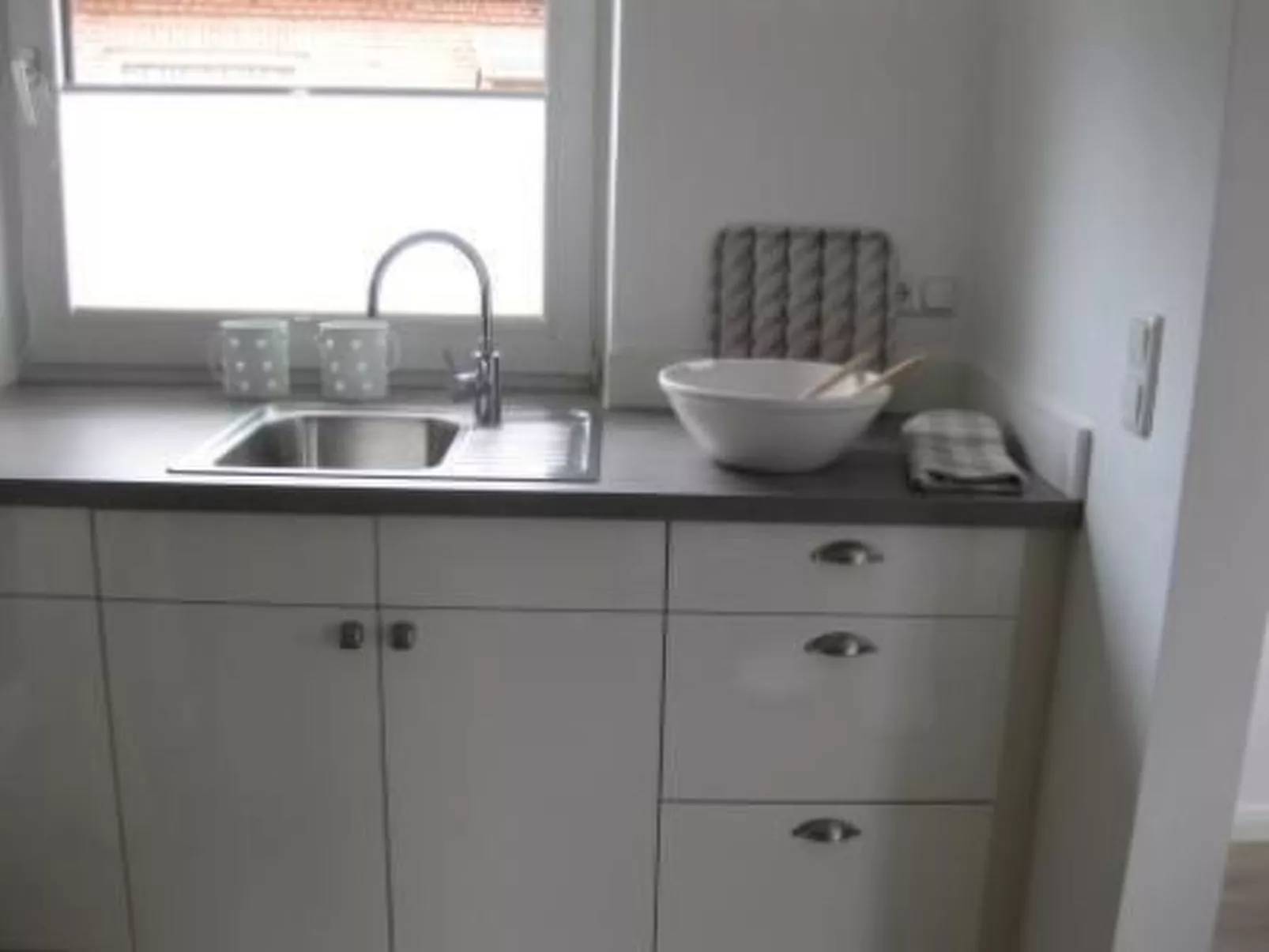 Mit Garten und Parkplatz-Binnen