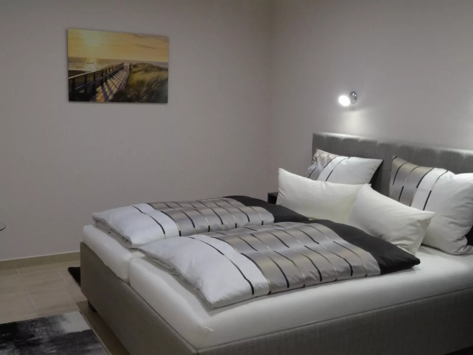 Modern eingerichtete Suite mit Terrasse-Binnen