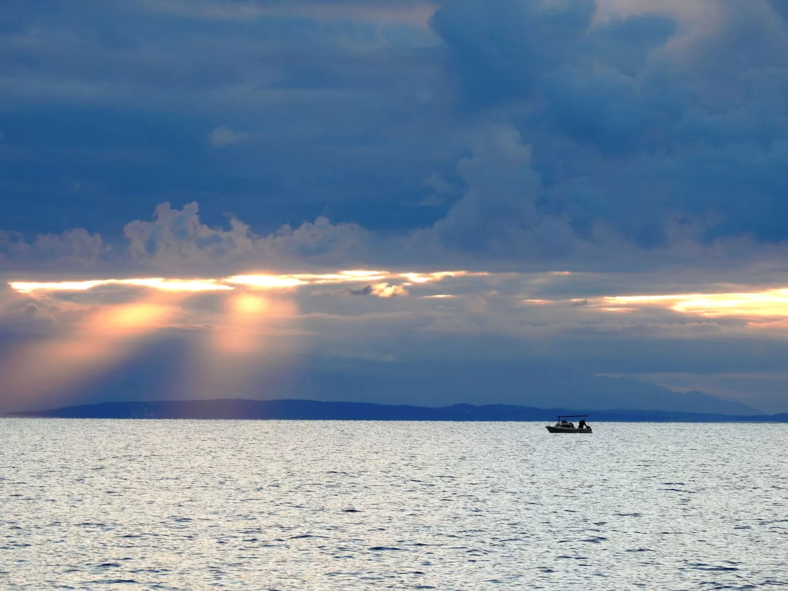 Gemütliches Ferienhaus in Pinezići mit großer Terrasse-Buiten