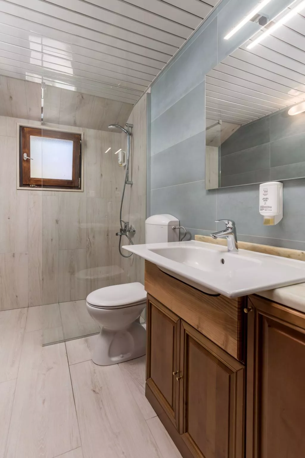 Mit großem Garten und Pool-Binnen