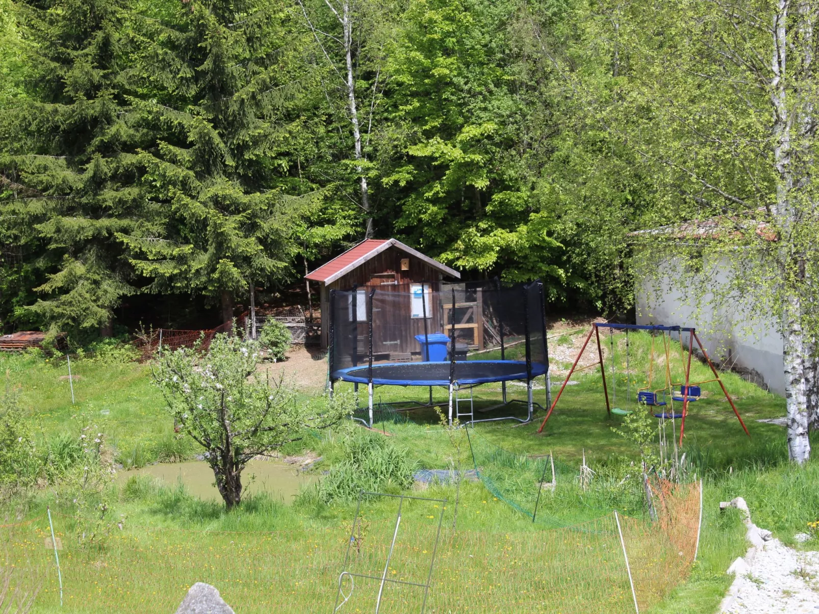 Mit Kaminofen, Fitnessraum und Sauna-Buiten