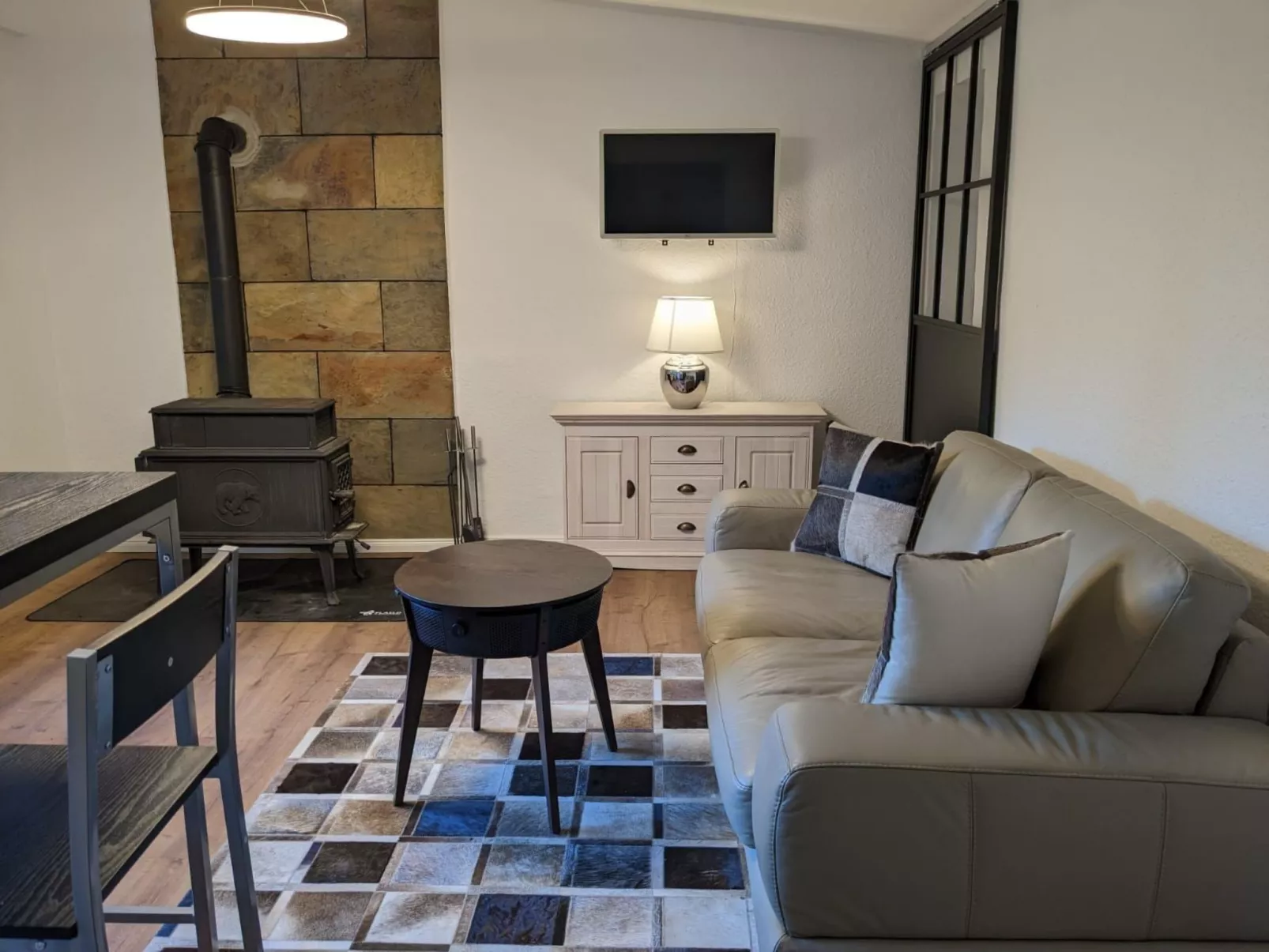 In Süd-Waldhanglage mit tollem Seeblick-Binnen