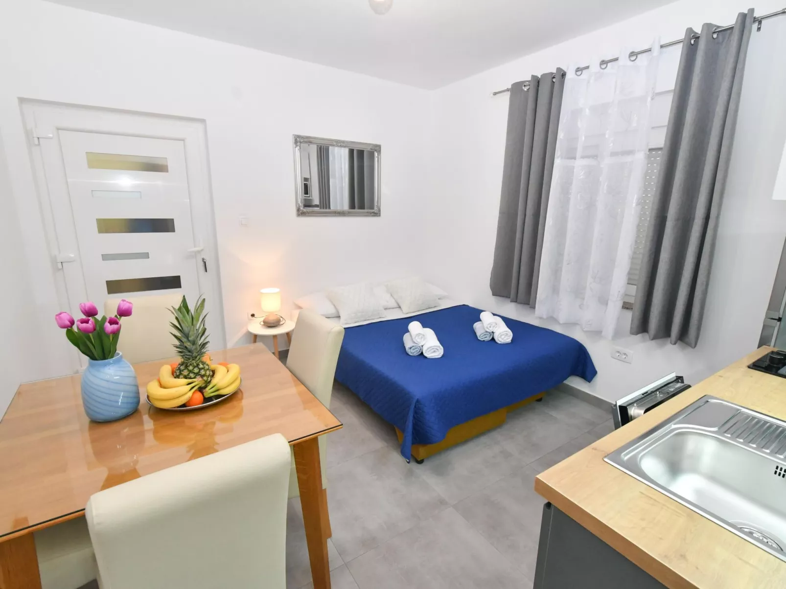 Mit privatem Parkplatz-Binnen