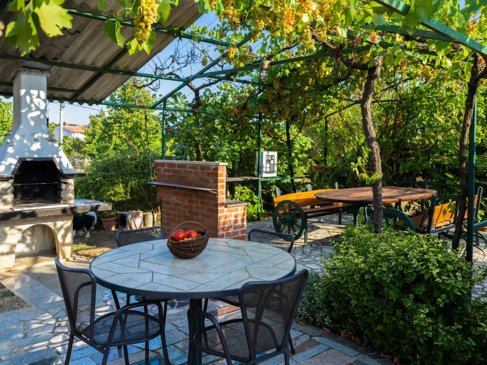 Attraktive Wohnung mit privatem Pool-Buiten