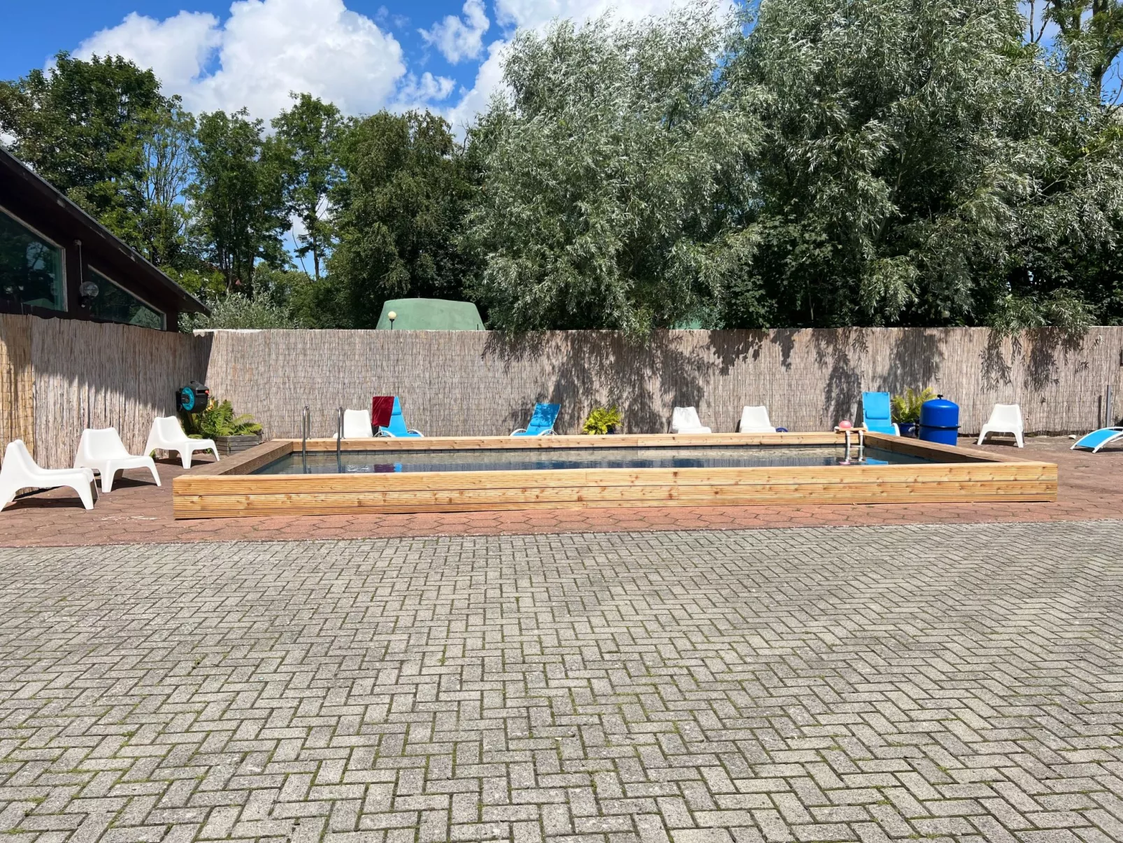 Appartement mit Pool-Buiten