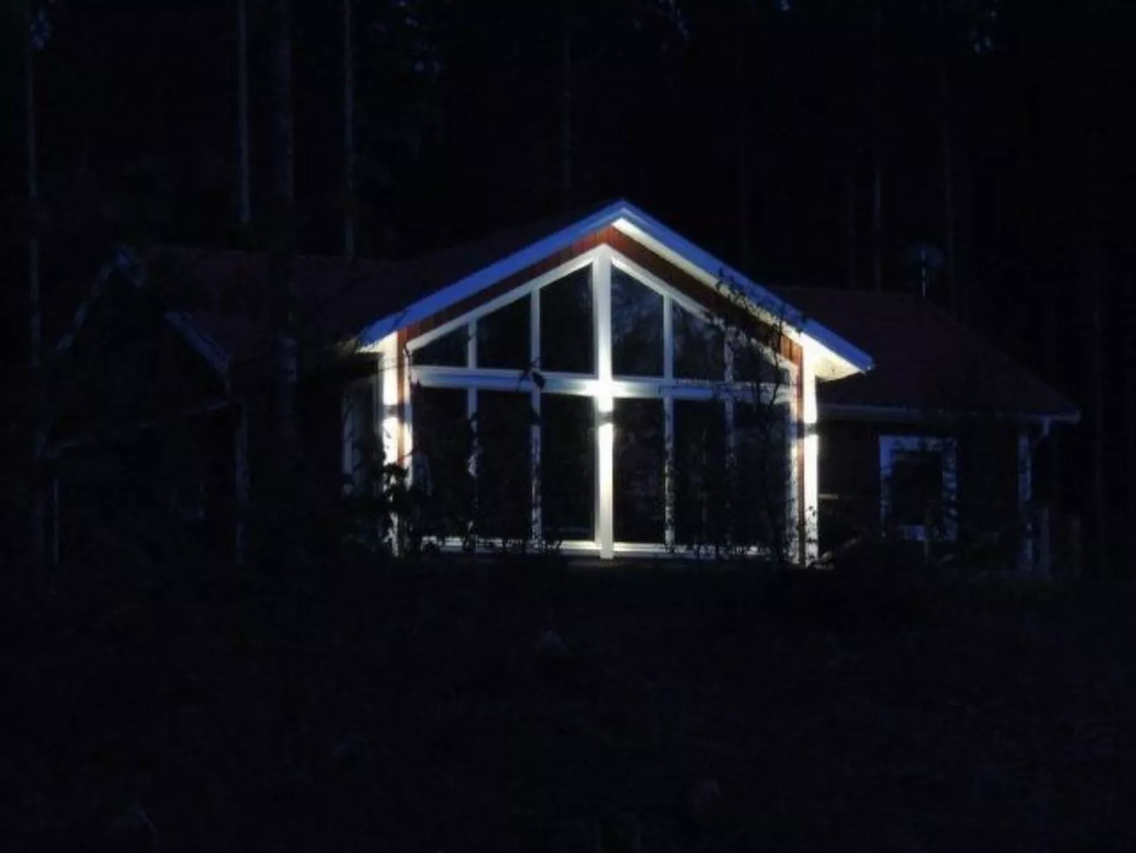 Modernes Haus mit hellem Dekor, mit Blick auf den See-Binnen
