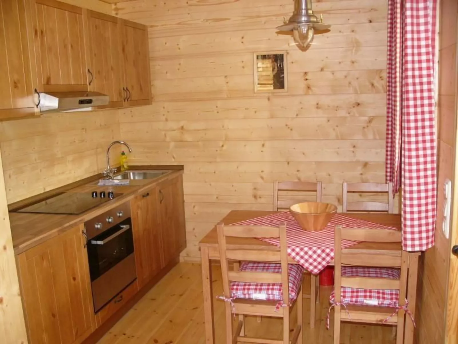 Rustikales Holzferienhaus mit großer Terrasse-Binnen