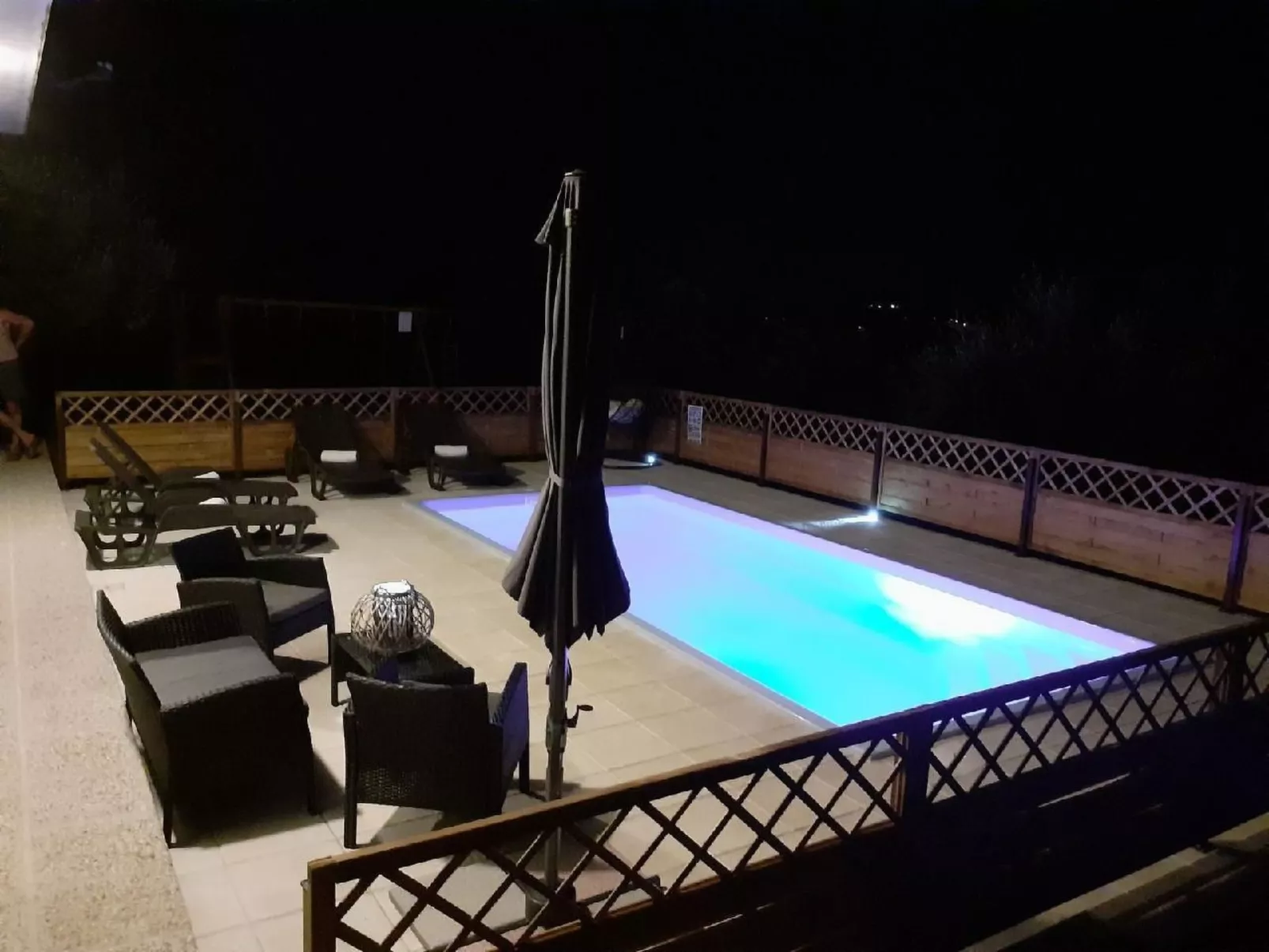 Wohnung mit privatem Pool und herrlicher Aussicht-Buiten