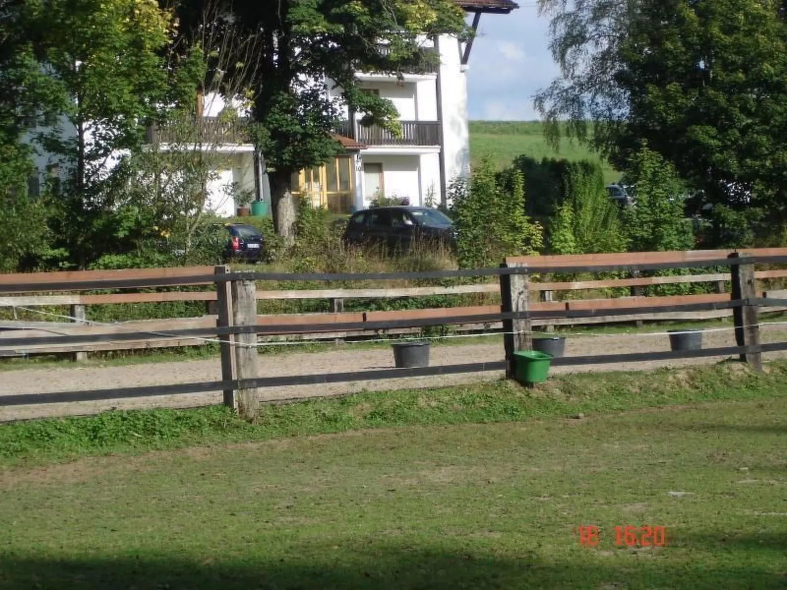 Auf einem Reiterhof-Binnen