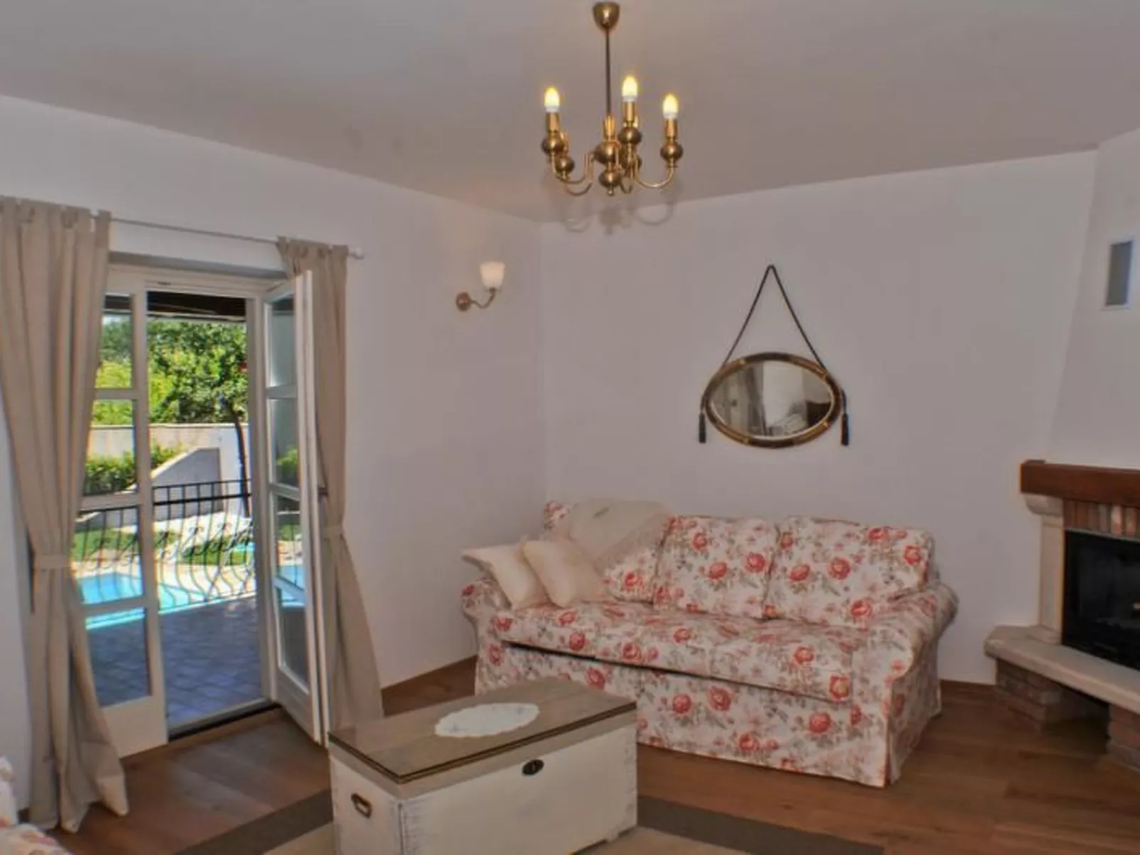 Großzügiges Ferienhaus mit Pool und Sonnenterrasse-Binnen