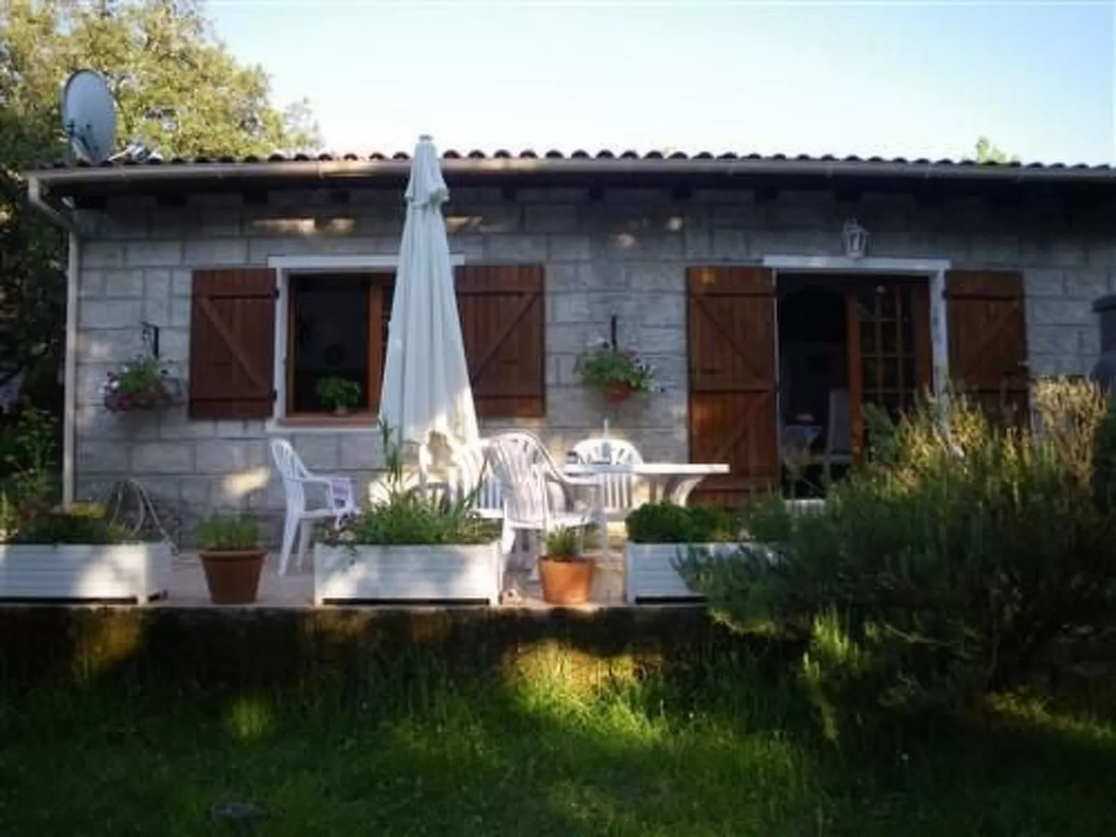 Wunderschönes Ferienhaus mit eigener Terrasse-Buiten