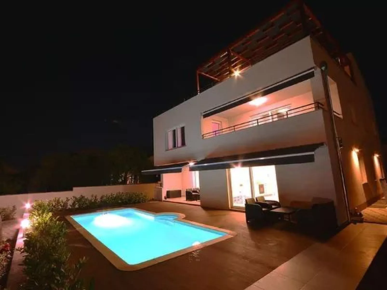 Komfortable Wohnung mit privatem Jacuzzi-Buiten